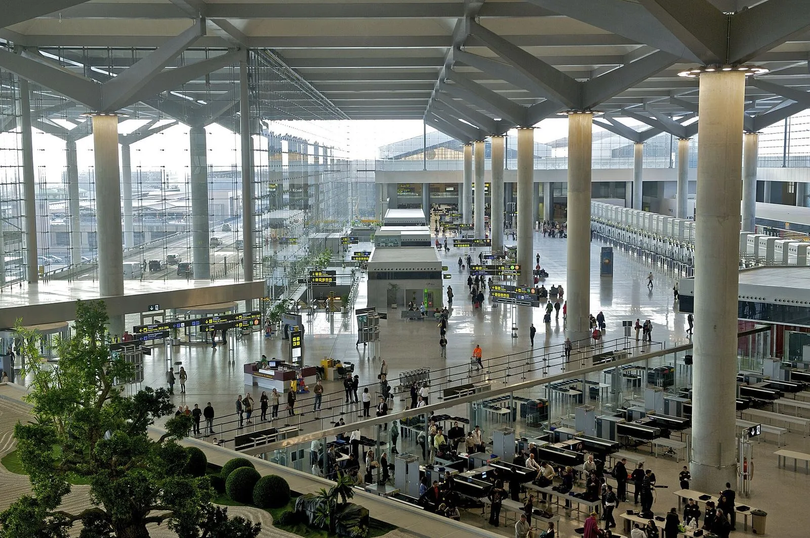 O hall de partidas do Terminal 3 do aeroporto de Málaga-Costa del Sol