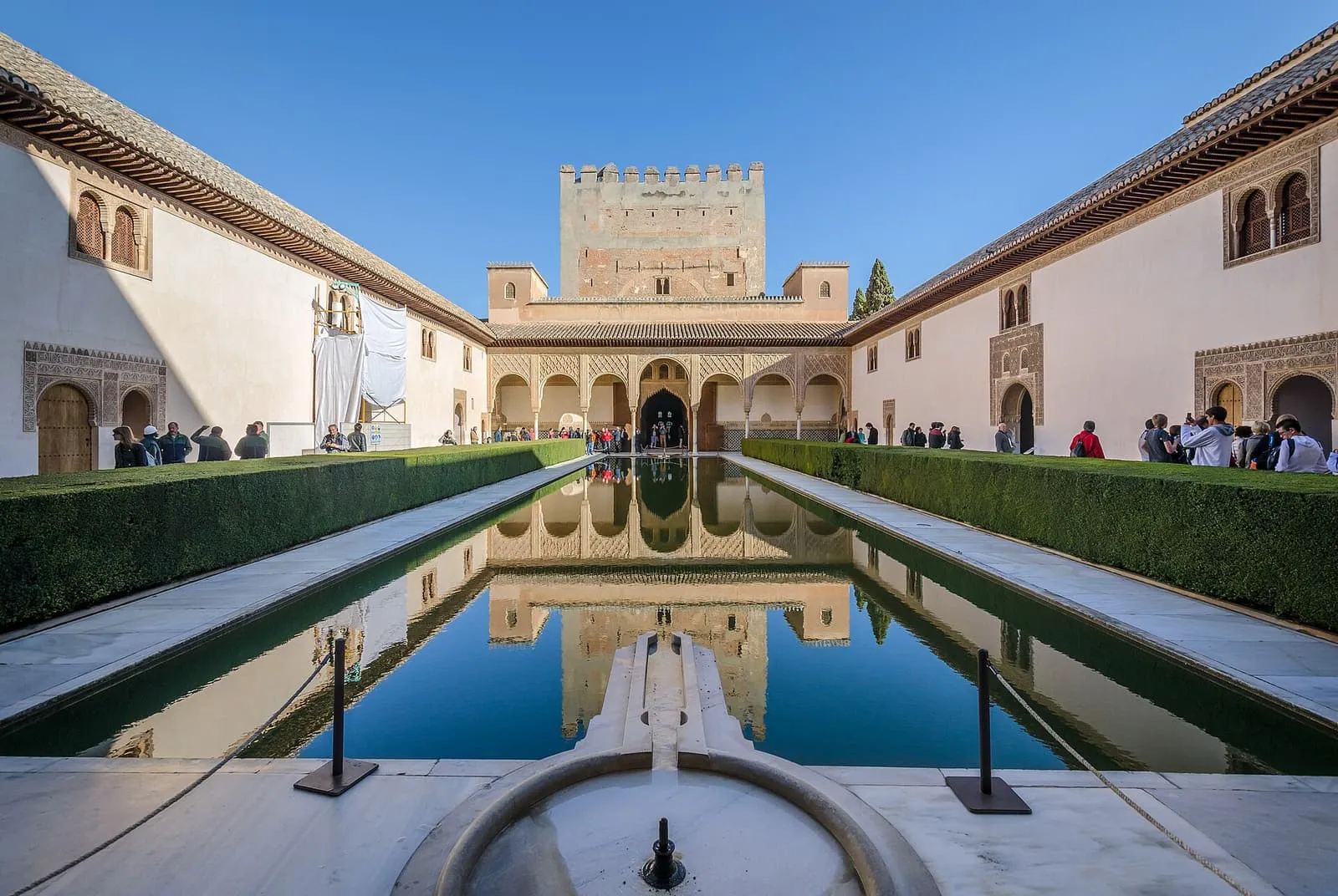 Besucher am langen Becken des Patio de los Arrayanes der Alhambra, dahinter der Comares-Turm