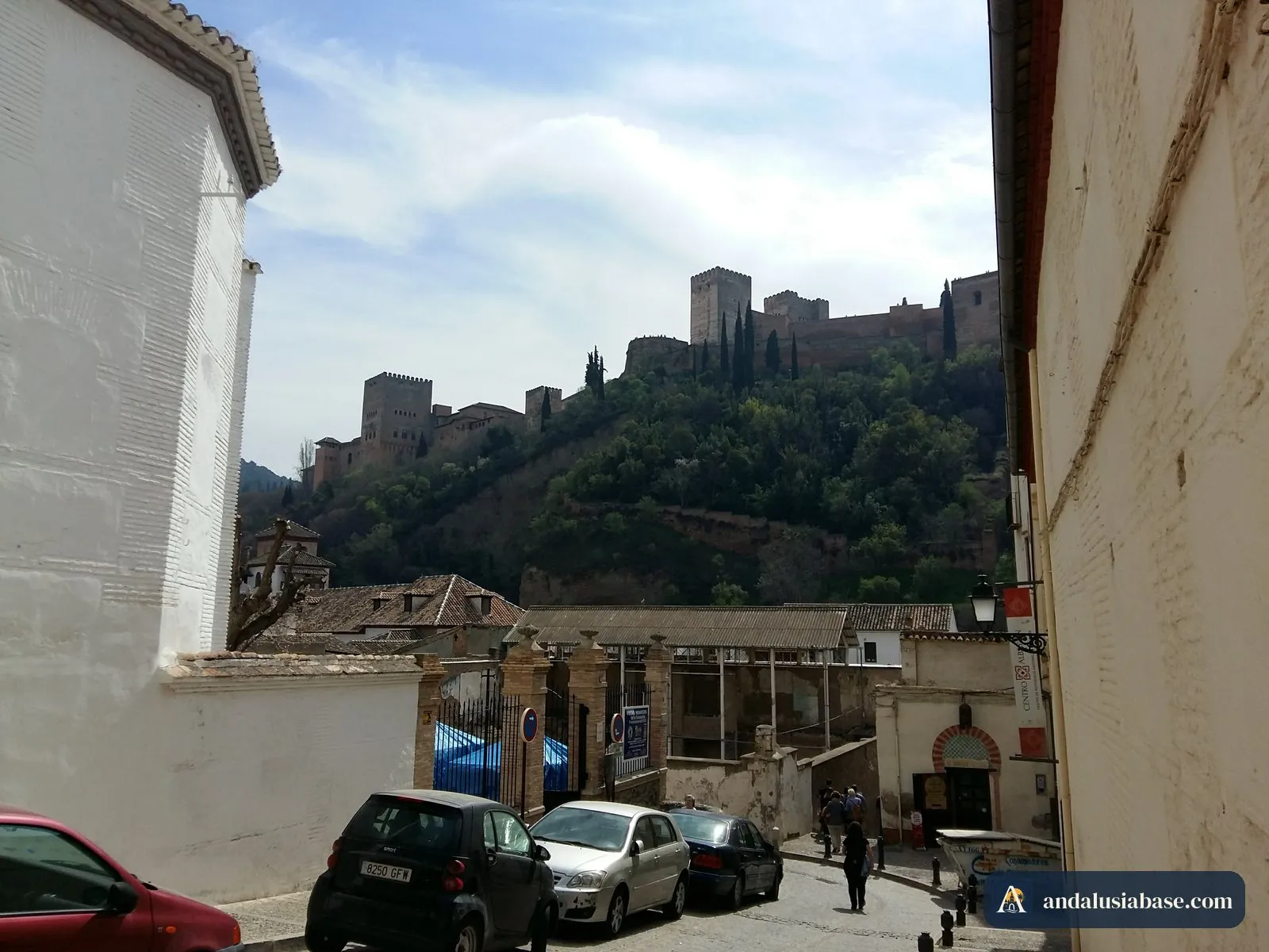 A fortaleza da Alhambra na sua colina, vista de uma rua da cidade baixa