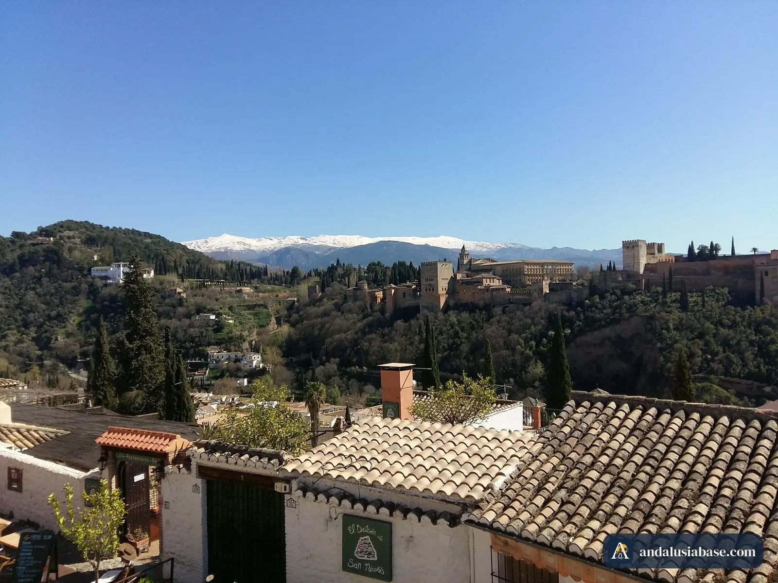 A Alhambra sob os picos nevados da Sierra Nevada, vista do Albaicín, em Granada