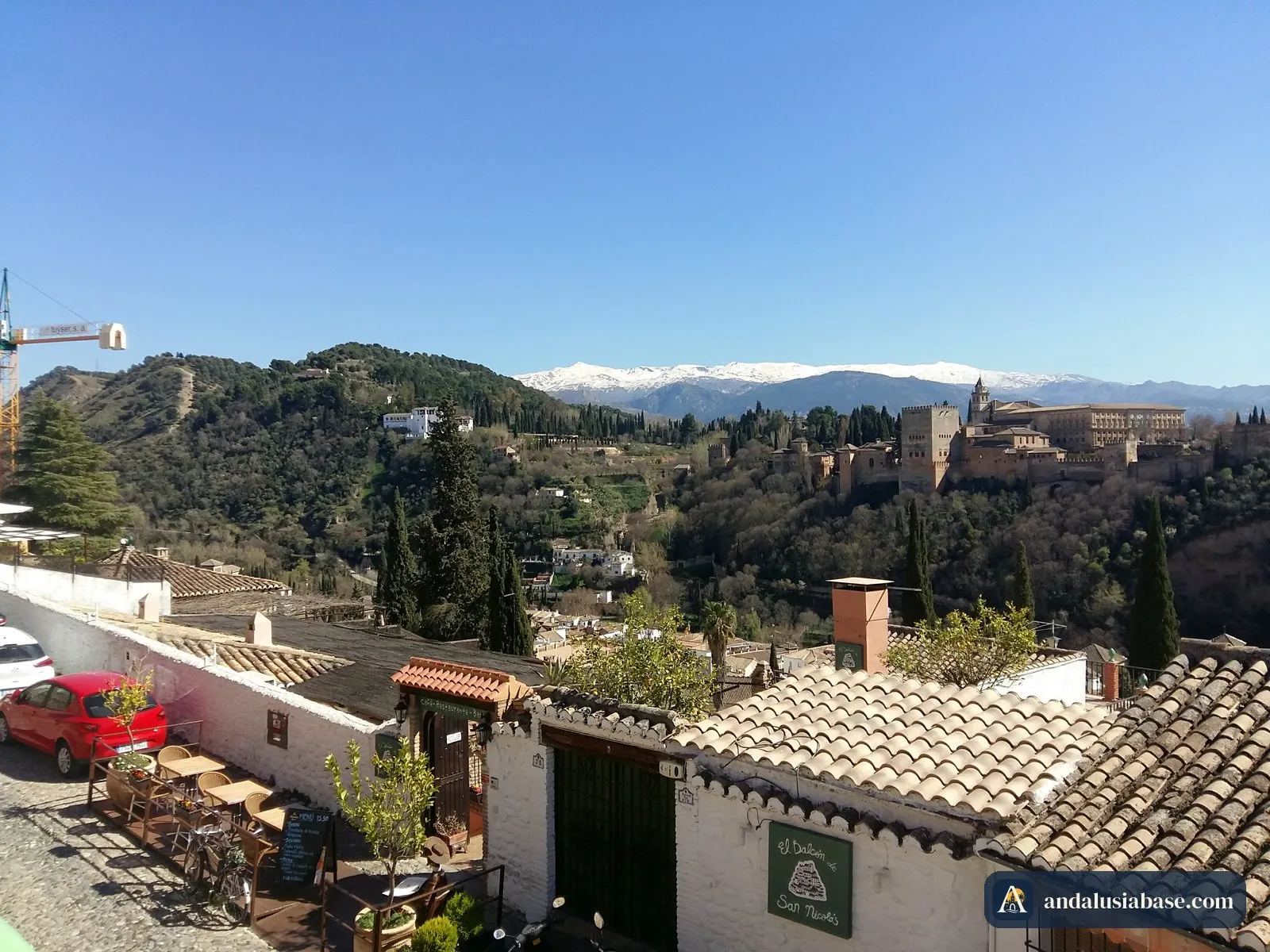 Os picos nevados da Sierra Nevada atrás da Alhambra, vistos do Albaicín, em Granada