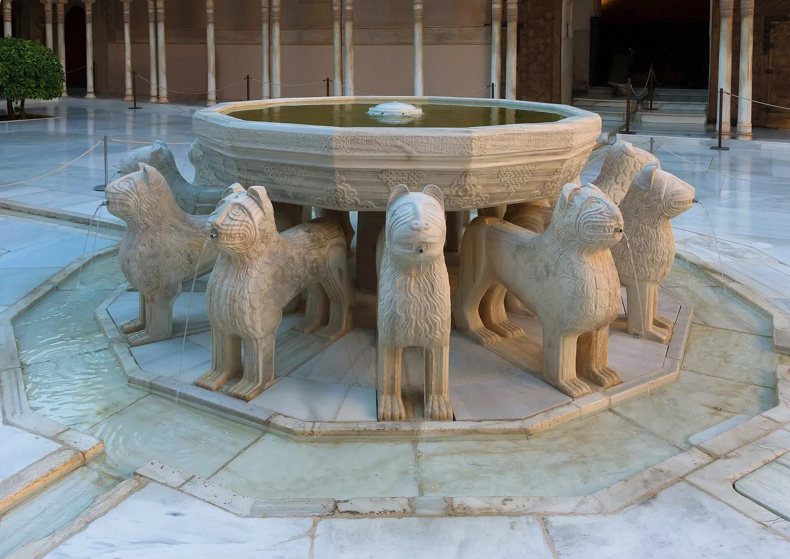 La Fuente de los Leones con sus doce leones de mármol en el Patio de los Leones, Alhambra