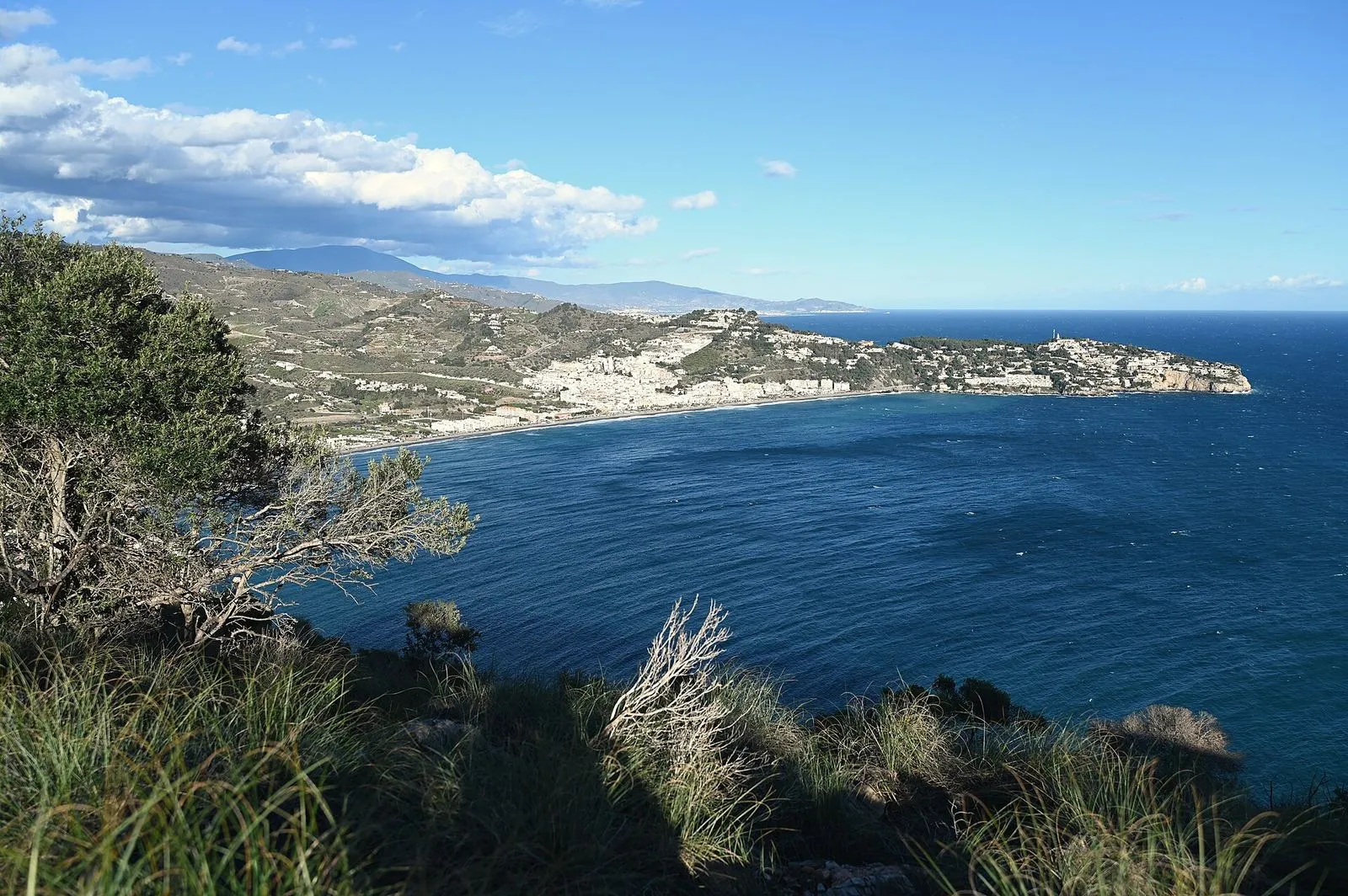 Almuñécar von den Klippen des Cerro Gordo aus gesehen, mit Stränden und weißen Häusern an der Costa Tropical