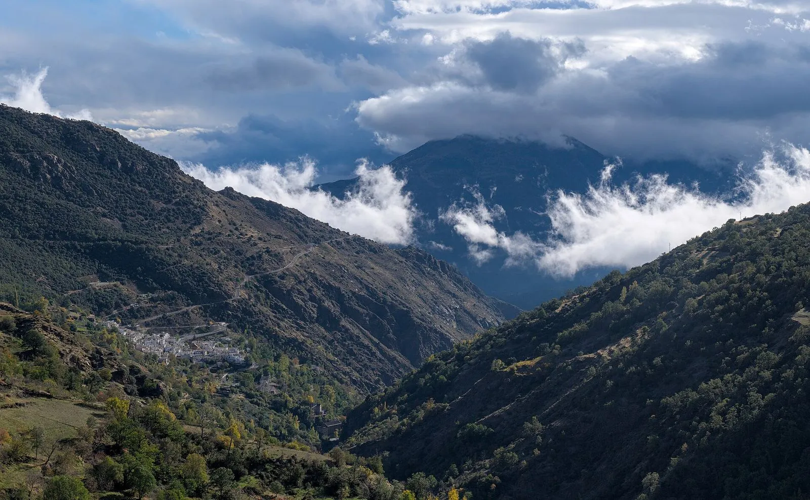 A garganta do Poqueira, nas Alpujarras, com Pampaneira lá em baixo e nuvens sobre a Serra Nevada