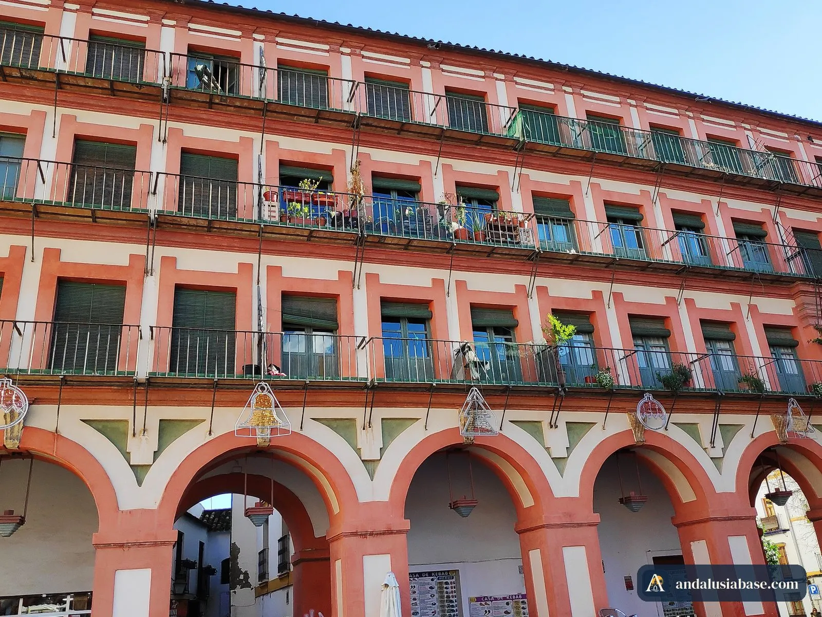 Arcadas vermelhas e brancas e filas de varandas na Plaza de la Corredera