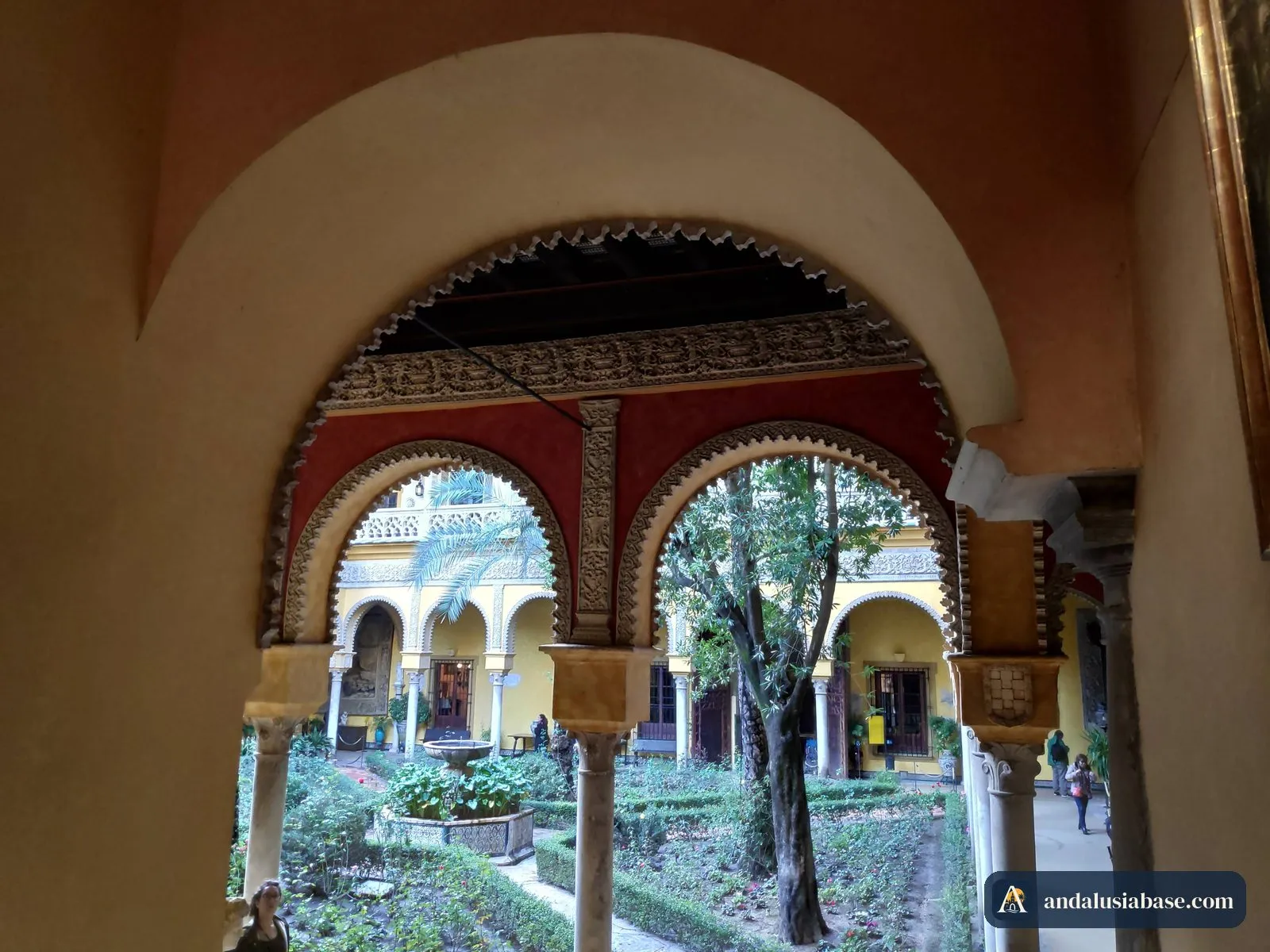 O pátio ajardinado do Palacio de las Dueñas emoldurado por um arco duplo mudéjar