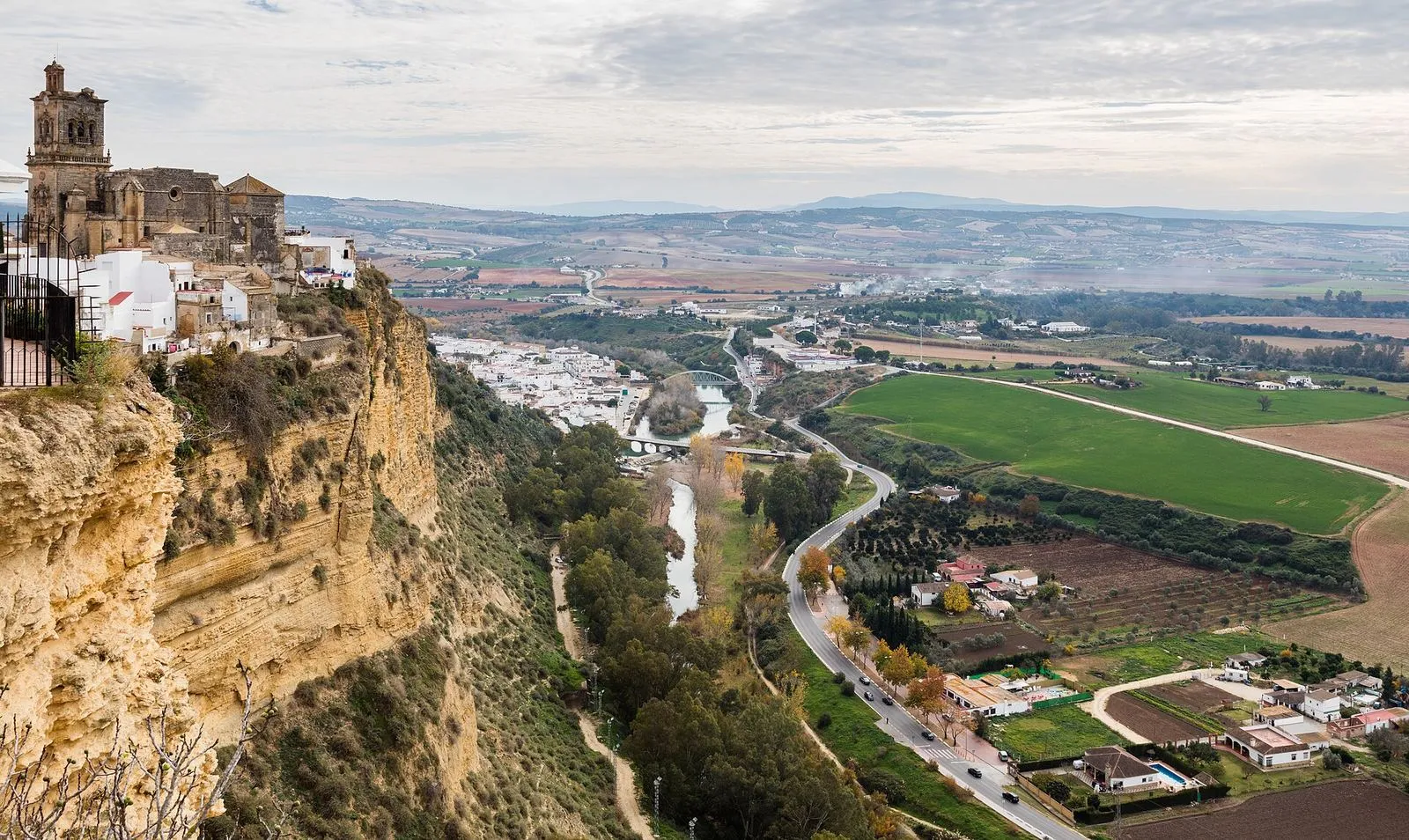 Arcos de la Frontera na sua falésia sobre o vale do Guadalete, vista do miradouro da Peña Nueva