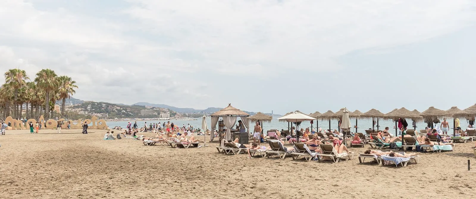 Liegen und Strohschirme am Strand La Malagueta in Málaga
