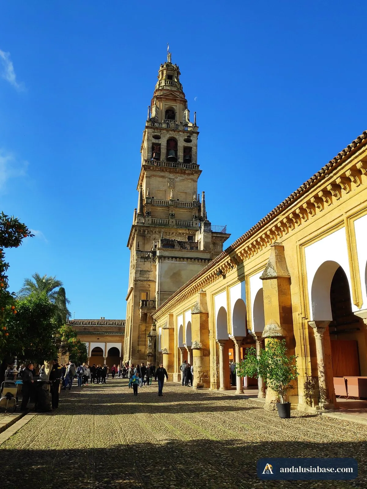 A torre sineira e a arcaria do pátio onde fica a bilheteira da Mesquita