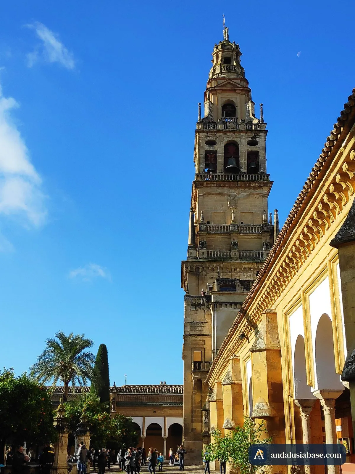 A torre sineira da Mesquita sobre a arcaria do pátio
