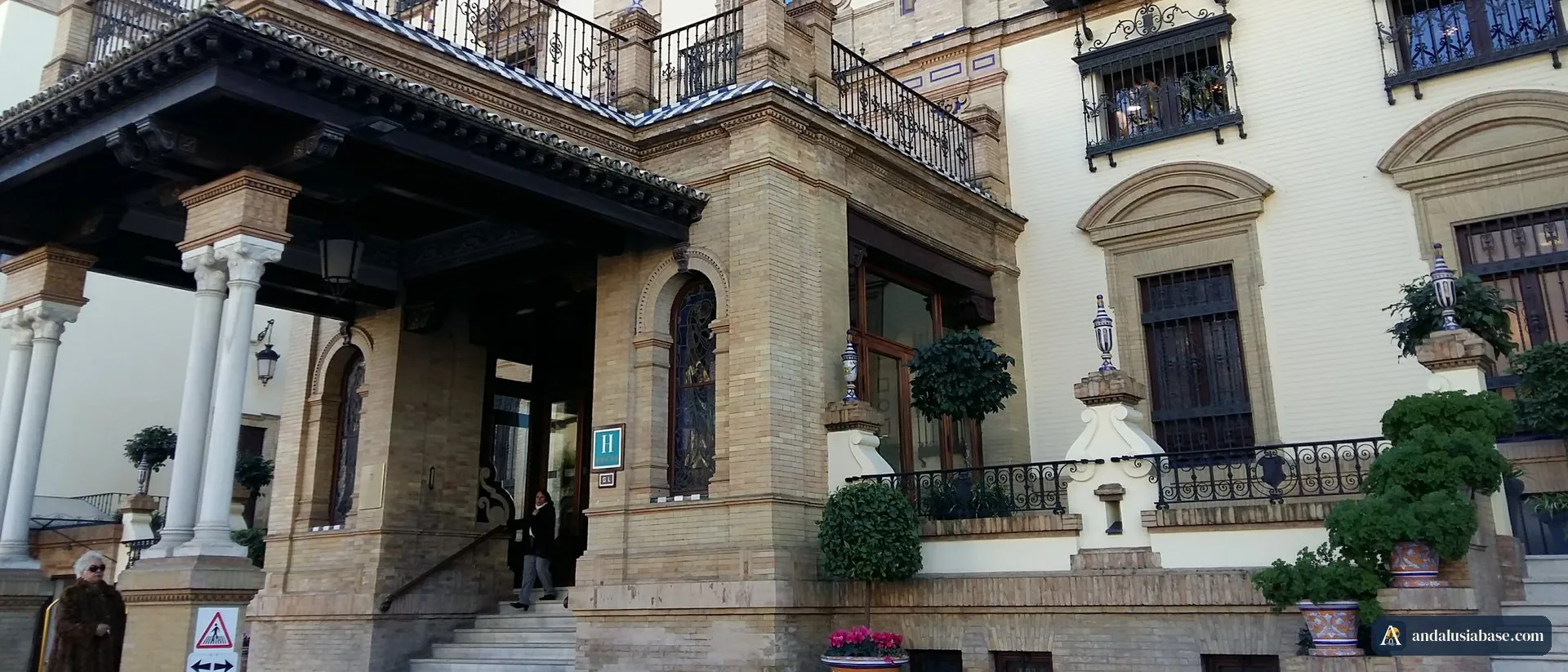 O alpendre de entrada com azulejos e a fachada ornamentada do Hotel Alfonso XIII em Sevilha