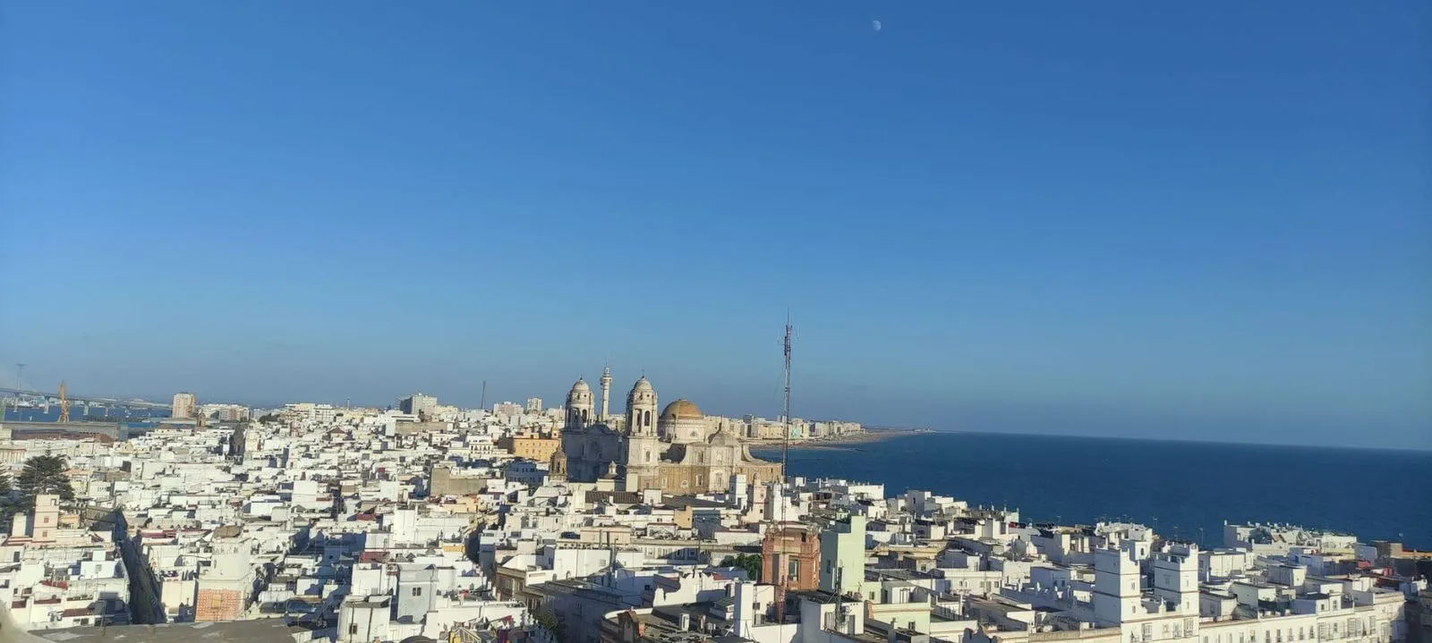 Panorama de Cádis a partir da Torre Tavira: telhados brancos, a catedral e o Atlântico
