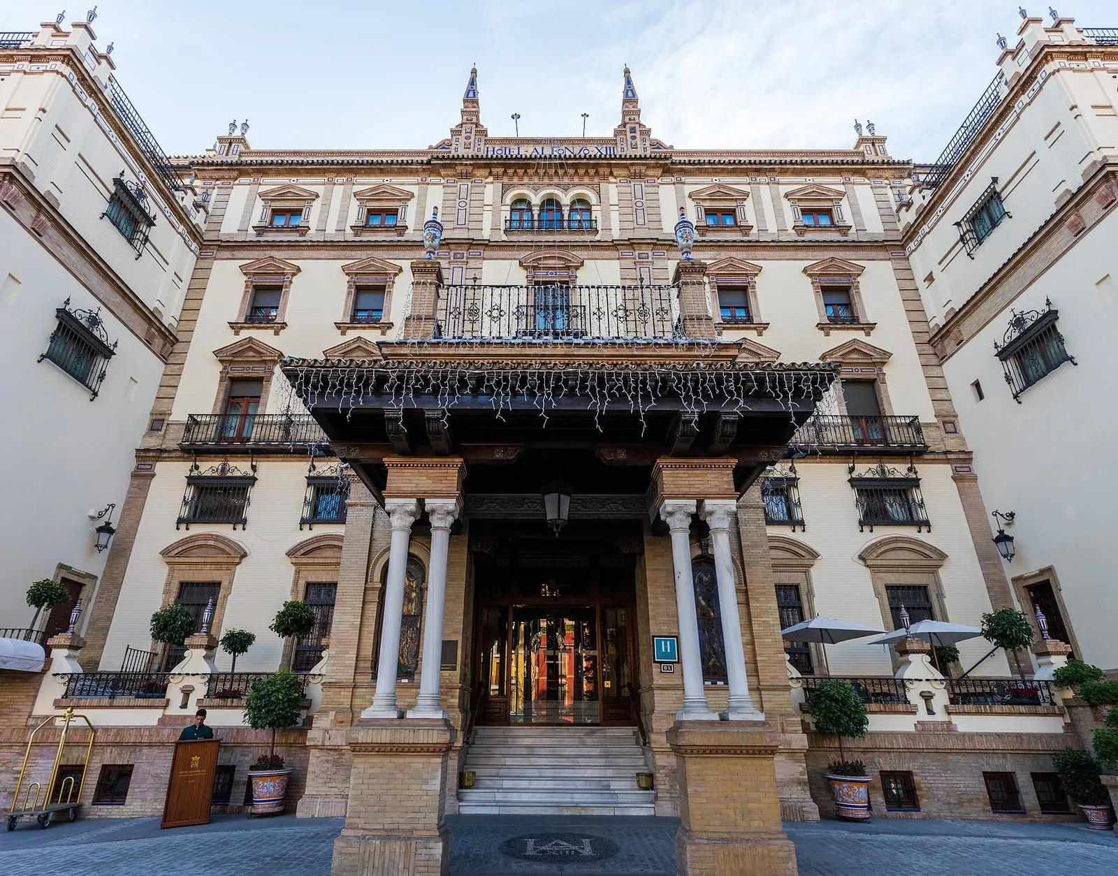 Die reich verzierte Fassade und der Eingang des Hotel Alfonso XIII in Sevilla