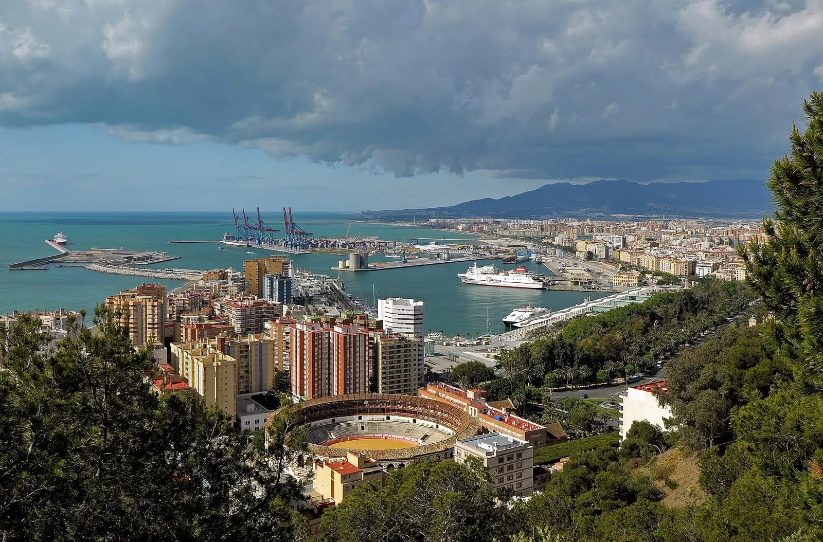 Stierkampfarena, Hafen und Küste von Málaga, gesehen vom Castillo de Gibralfaro