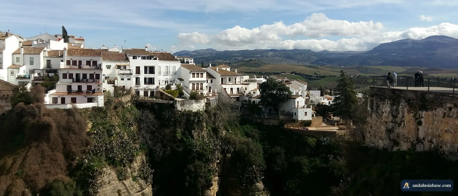 As casas brancas de Ronda à beira do desfiladeiro do Tajo, com montanhas no horizonte