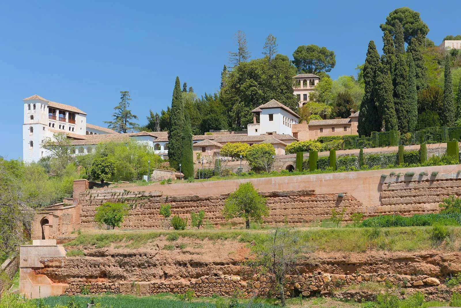Le Generalife et ses jardins en terrasses vus depuis les jardins du Partal de l'Alhambra, Grenade