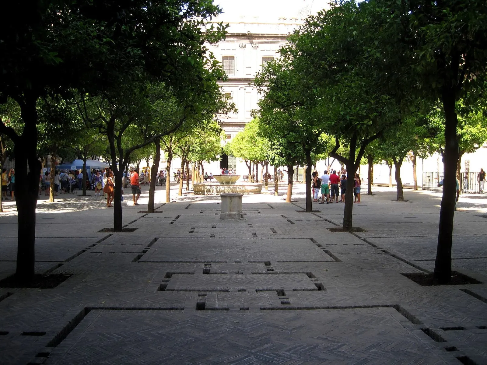 Naranjos y la fuente central en el Patio de los Naranjos de la Catedral de Sevilla