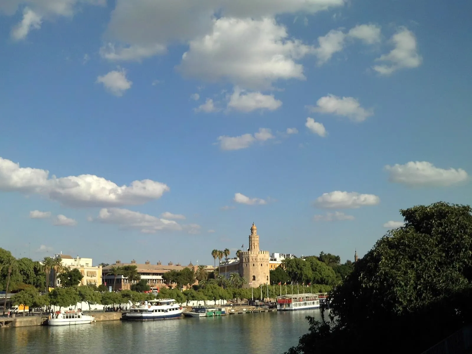 Ausflugsboote am Ufer des Guadalquivir nahe dem Torre del Oro in Sevilla