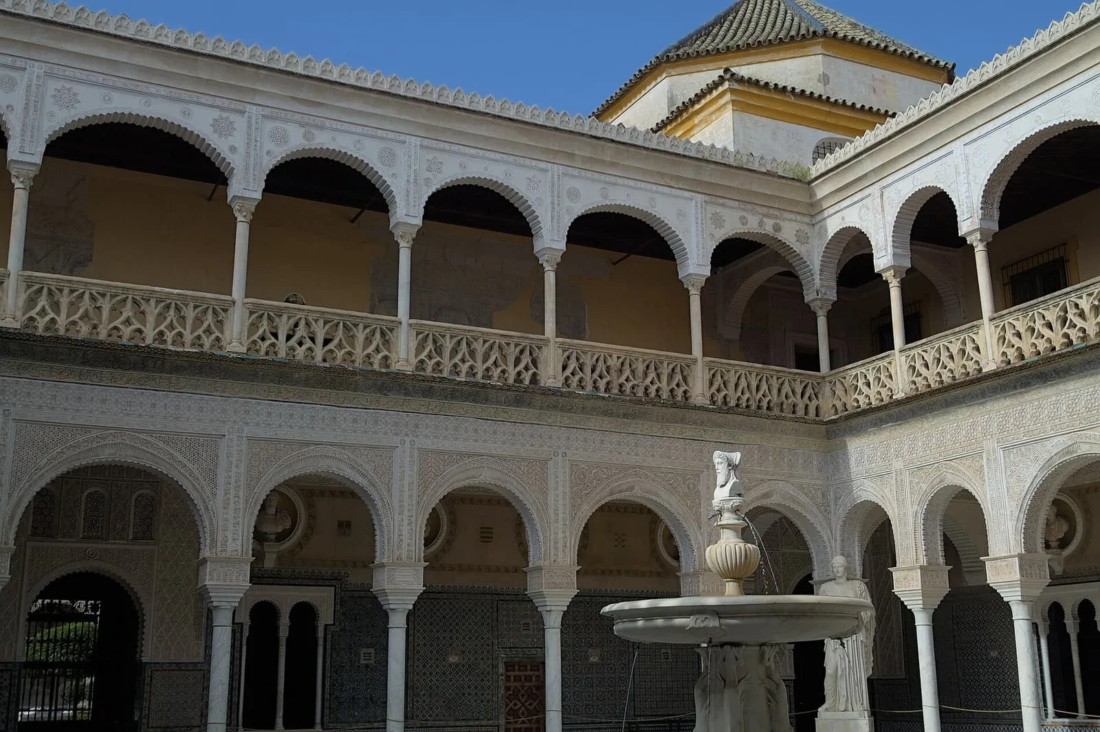 Der Haupthof der Casa de Pilatos in Sevilla mit Arkaden und zentralem Brunnen