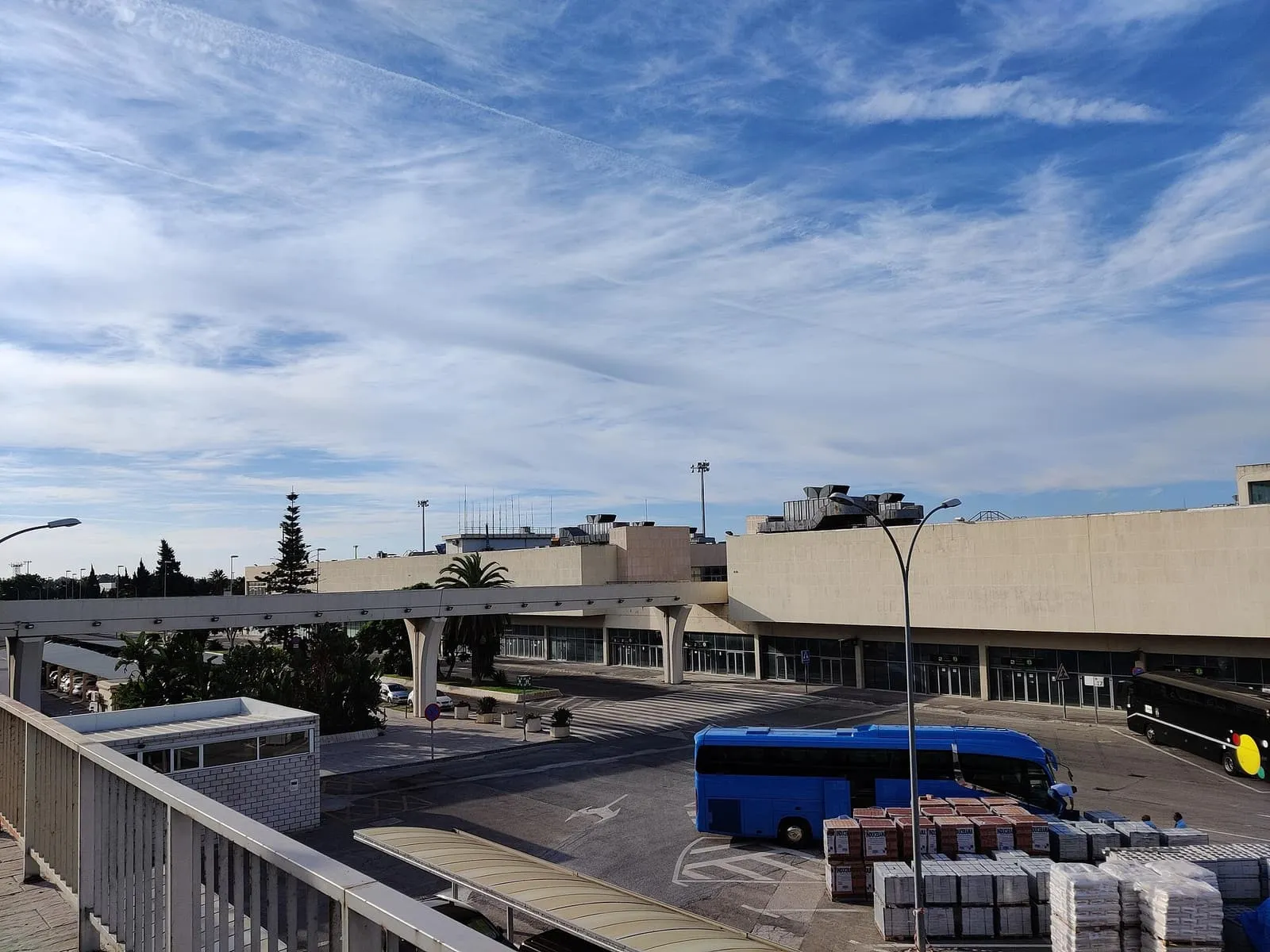 Il Terminal 1 dell'aeroporto di Malaga, con un pullman in sosta alle fermate antistanti
