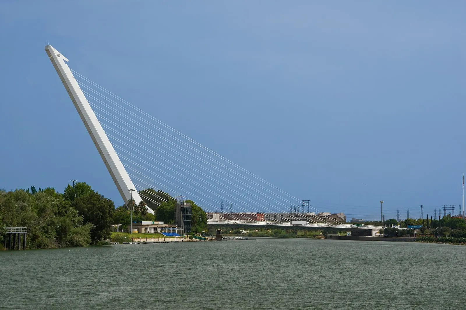 Die Alamillo-Brücke von Santiago Calatrava mit ihrem schrägen Pylon über dem Guadalquivir in Sevilla