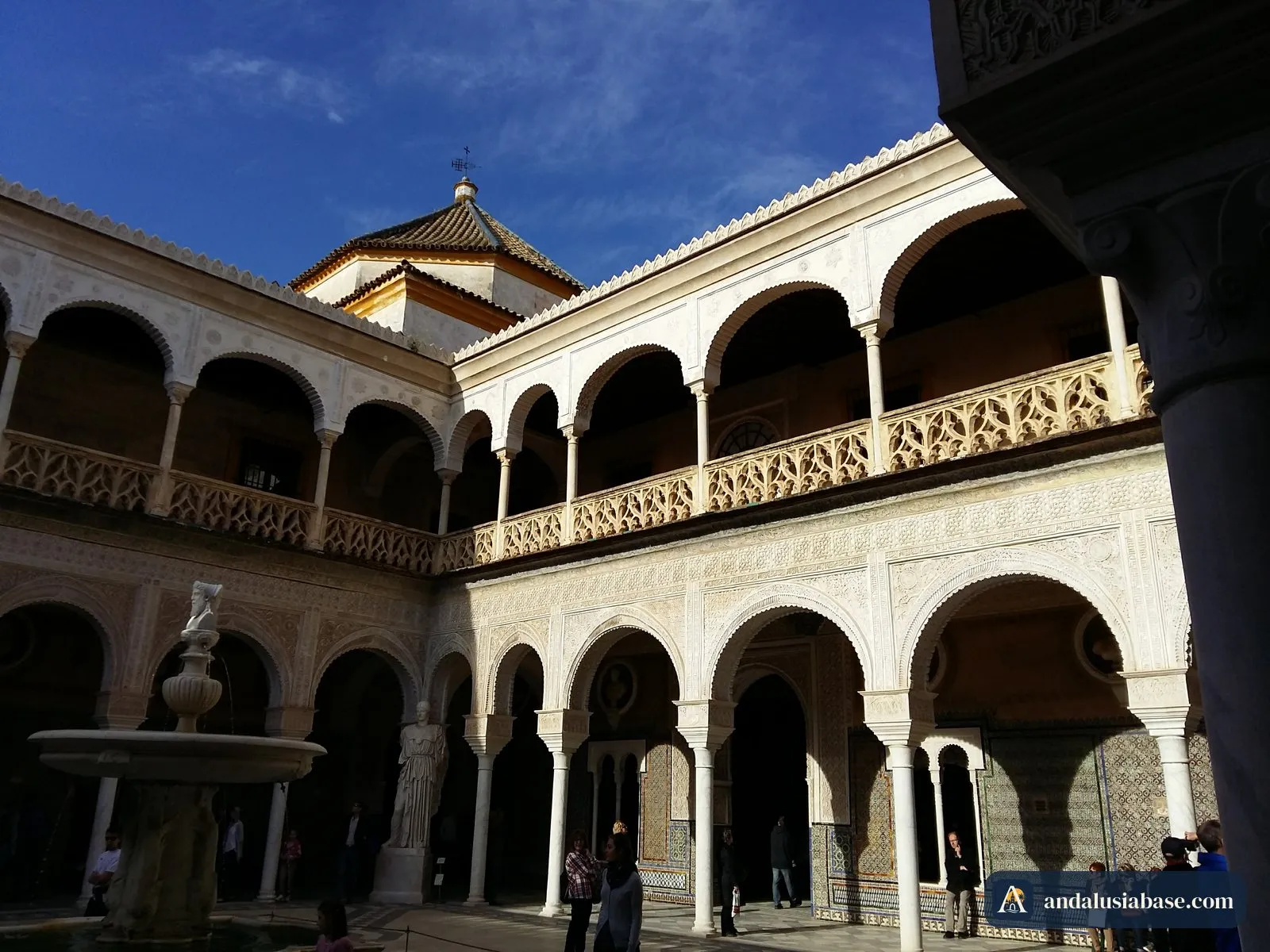 O pátio principal com arcadas da Casa de Pilatos e a sua fonte central