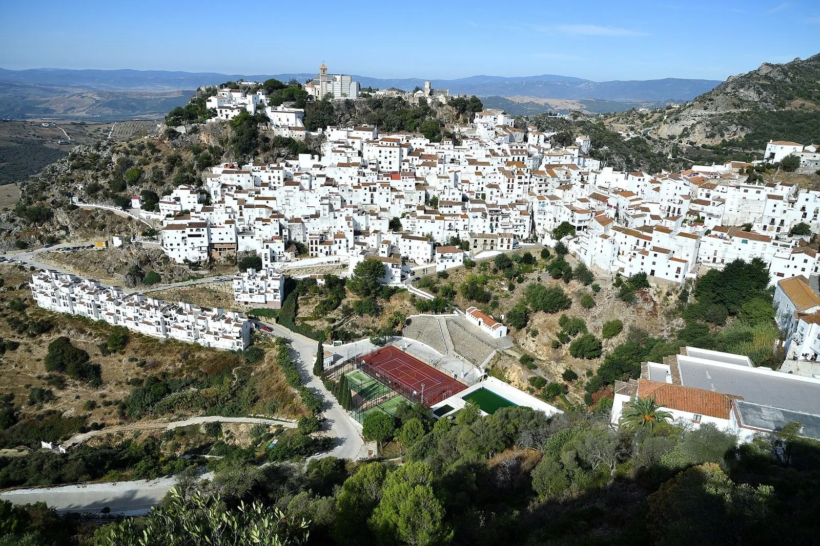 Casares, uma aldeia branca que desce por uma colina rochosa na província de Málaga