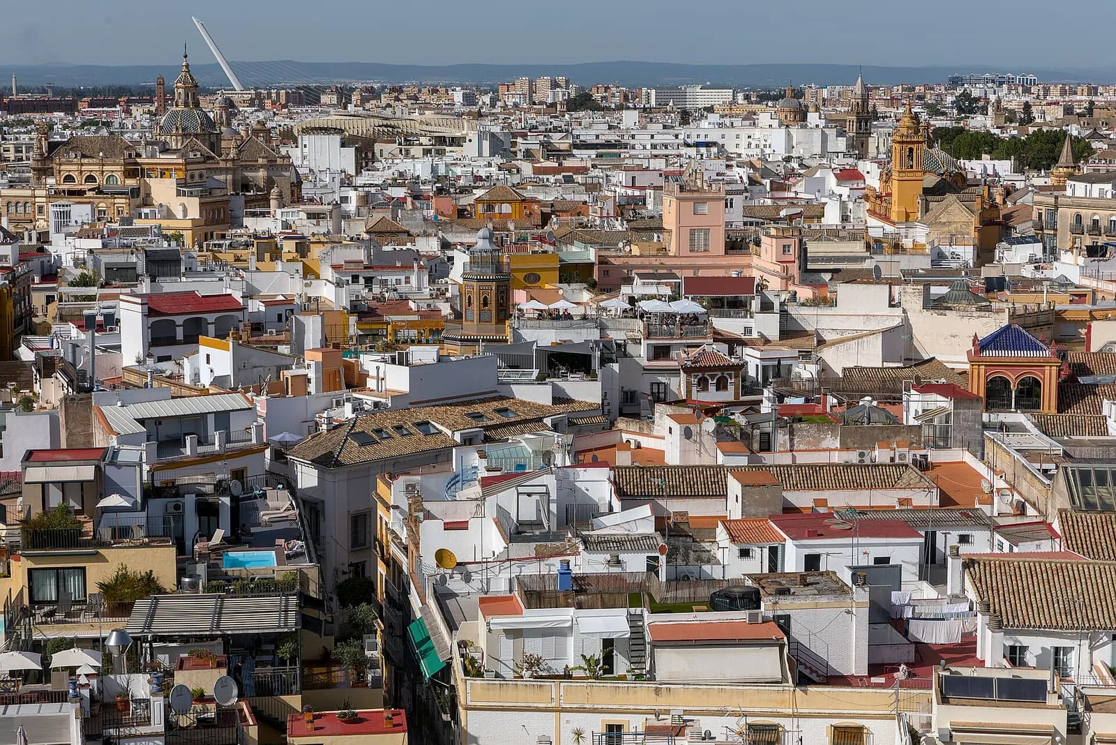 Los tejados del centro de Sevilla vistos desde lo alto de la Giralda, hacia el norte