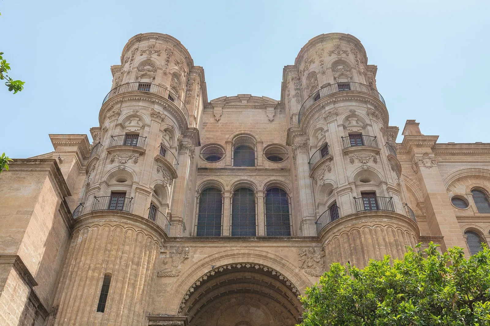 A fachada principal da Catedral de Málaga com as suas duas torres esculpidas