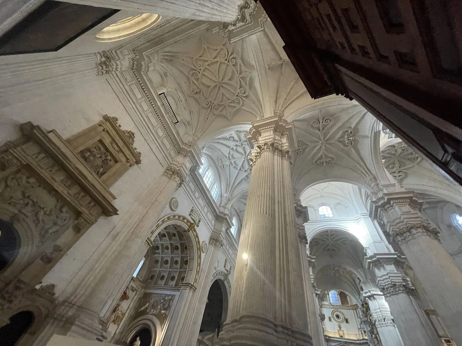As colunas brancas renascentistas e as abóbadas no interior da Catedral de Granada