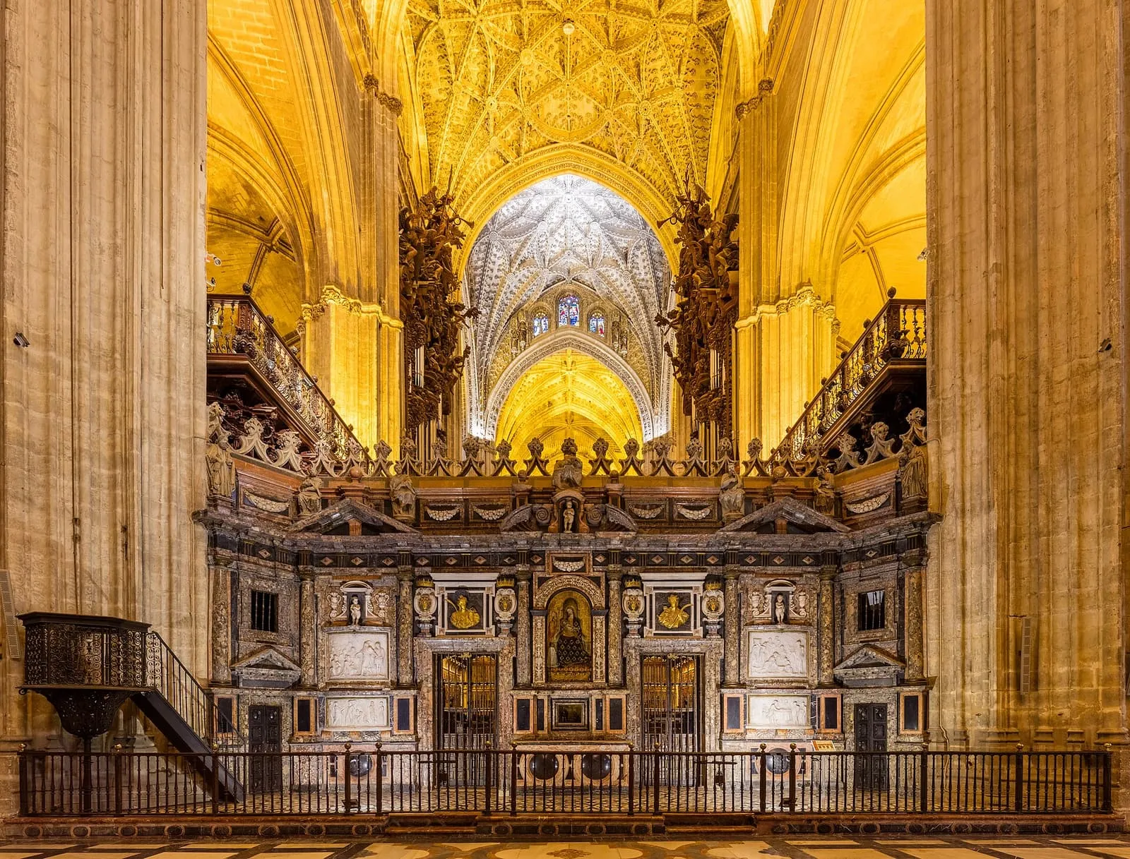 El trascoro barroco de mármol de la Catedral de Sevilla, bajo sus altas bóvedas góticas