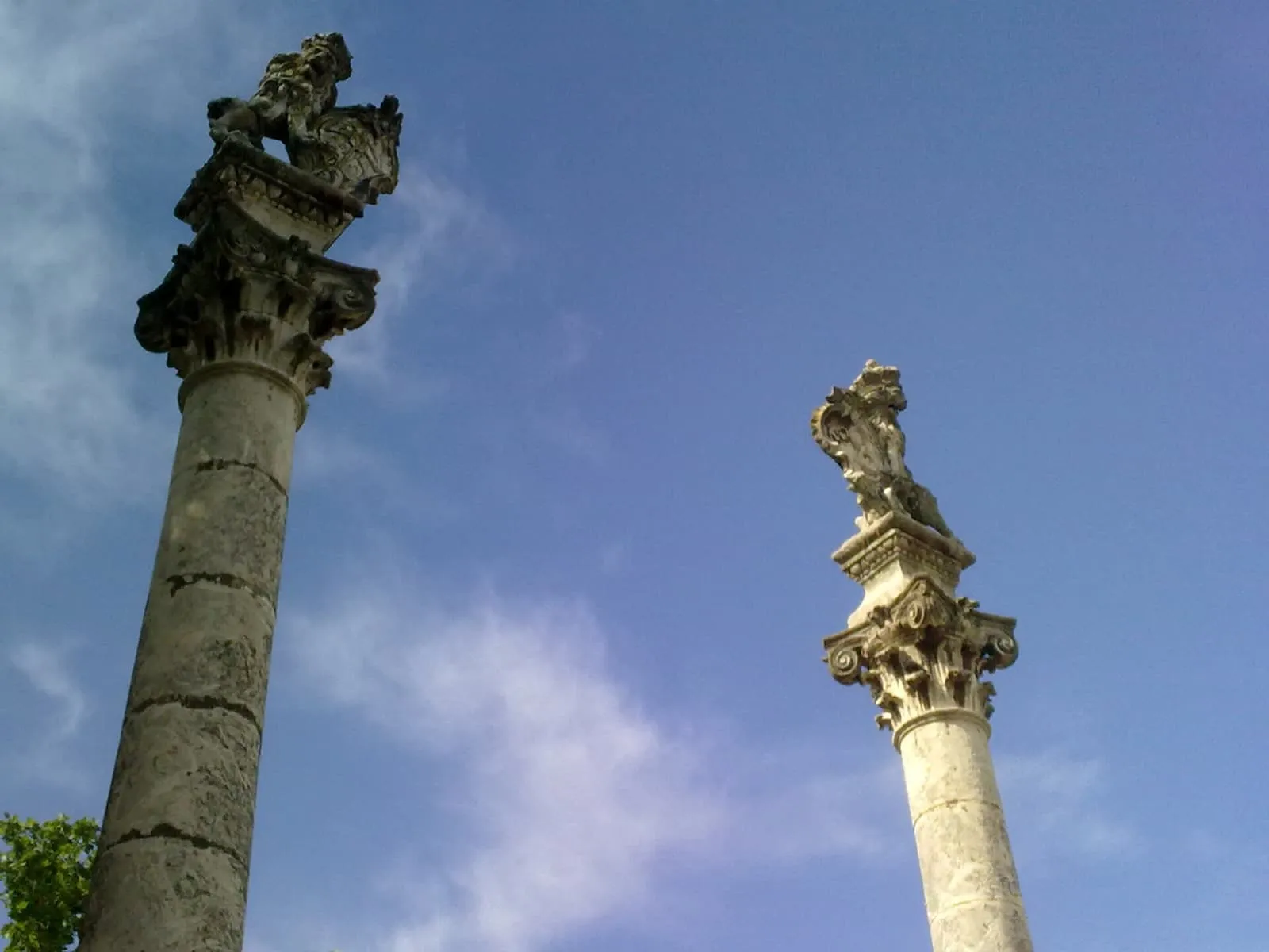 Le colonne romane sormontate da statue all'ingresso dell'Alameda de Hércules, Siviglia