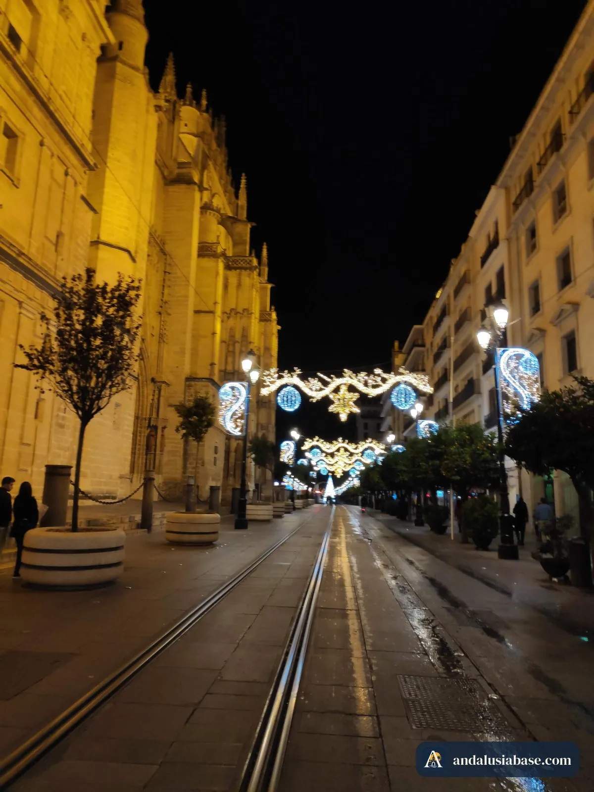 As luzes de dezembro sobre os carris do elétrico da Avenida de la Constitución, junto à catedral iluminada