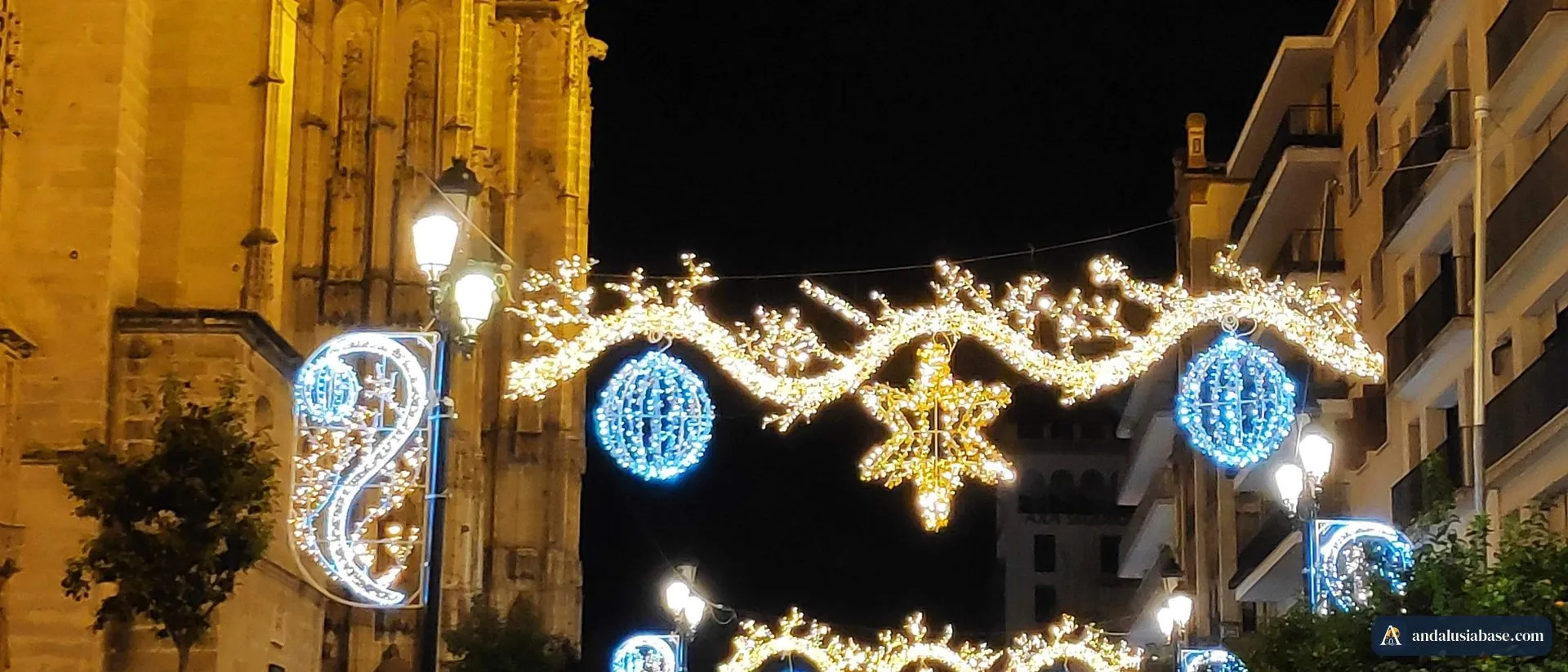 Luzes de Natal sobre a Avenida de la Constitución junto à Catedral de Sevilha, à noite