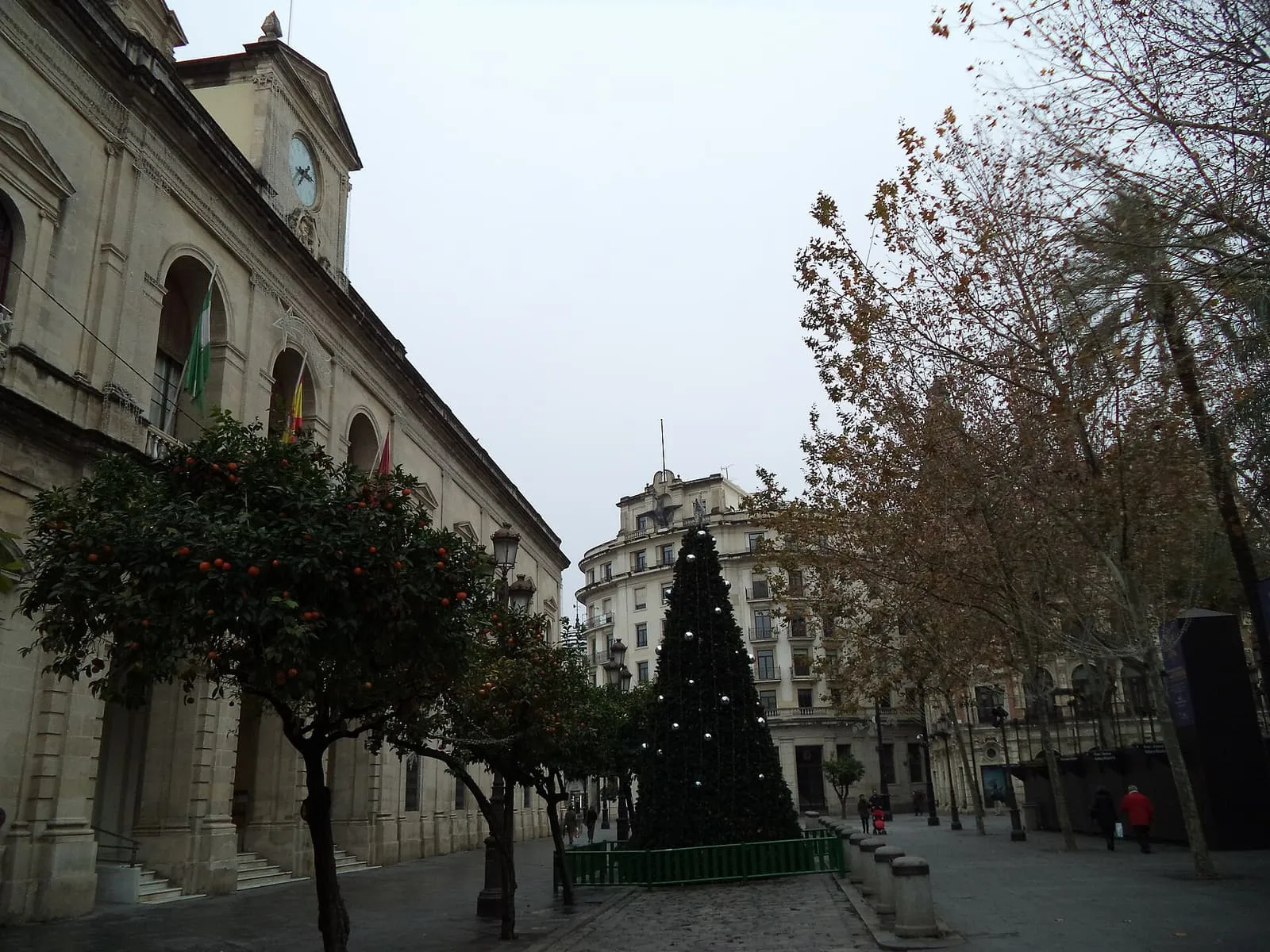 Un árbol de Navidad en la Plaza Nueva de Sevilla, junto a la fachada del Ayuntamiento