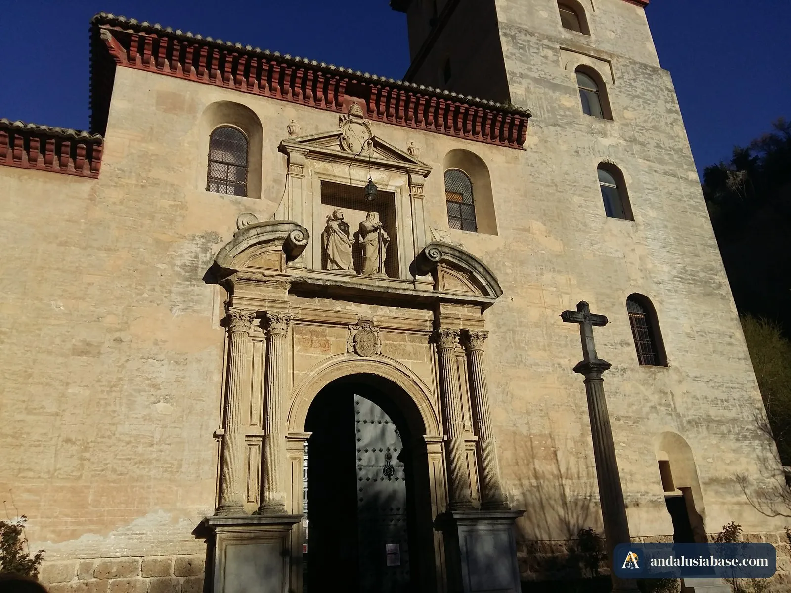 A fachada de pedra e o campanário de uma igreja na Carrera del Darro