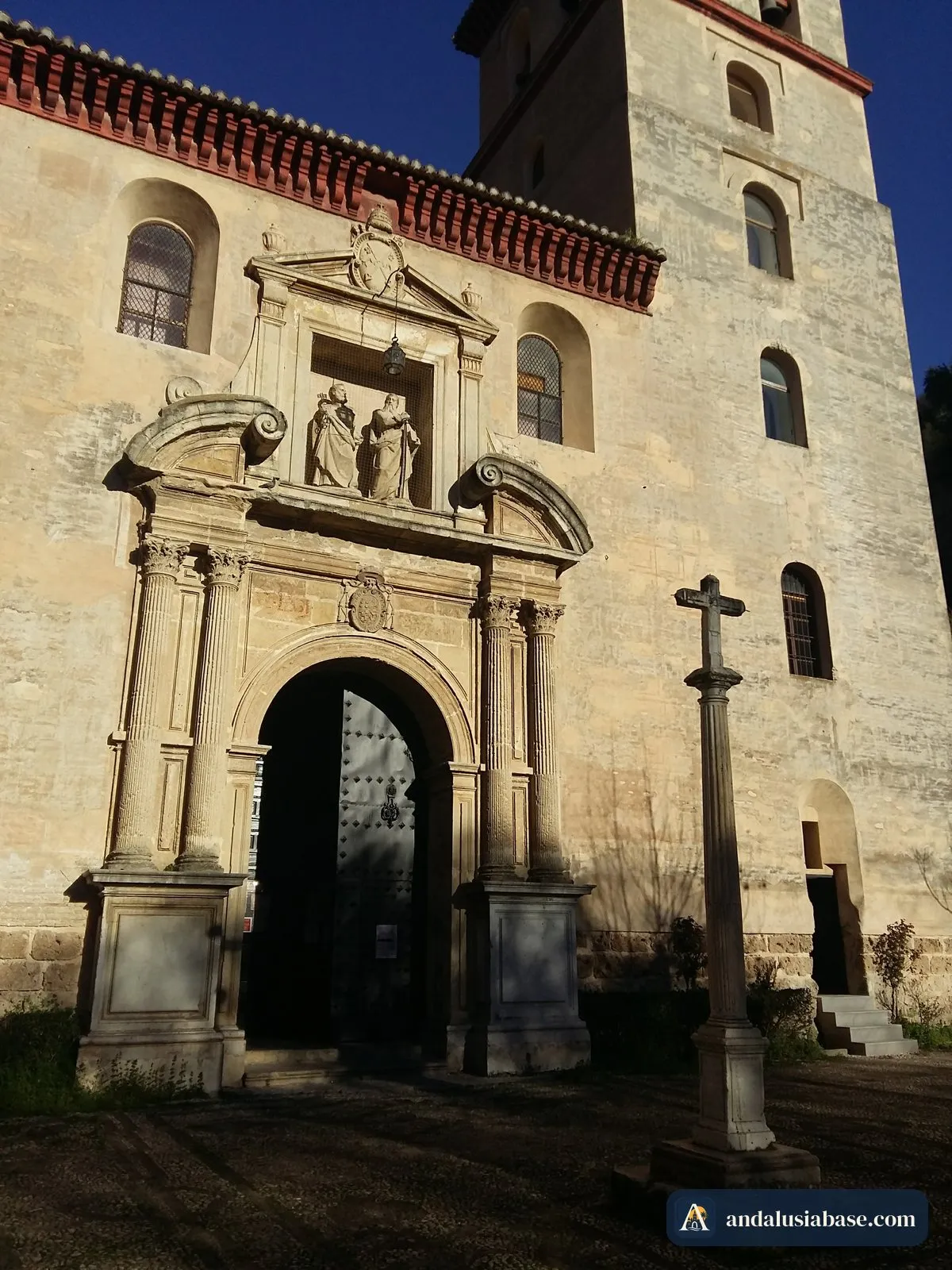 Portal renascentista de uma igreja e cruz de pedra na Carrera del Darro