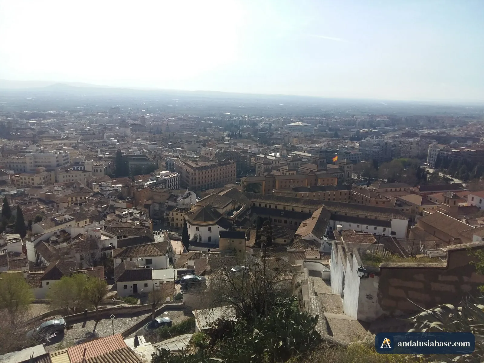 Os telhados do centro de Granada vistos da encosta do Albaicín