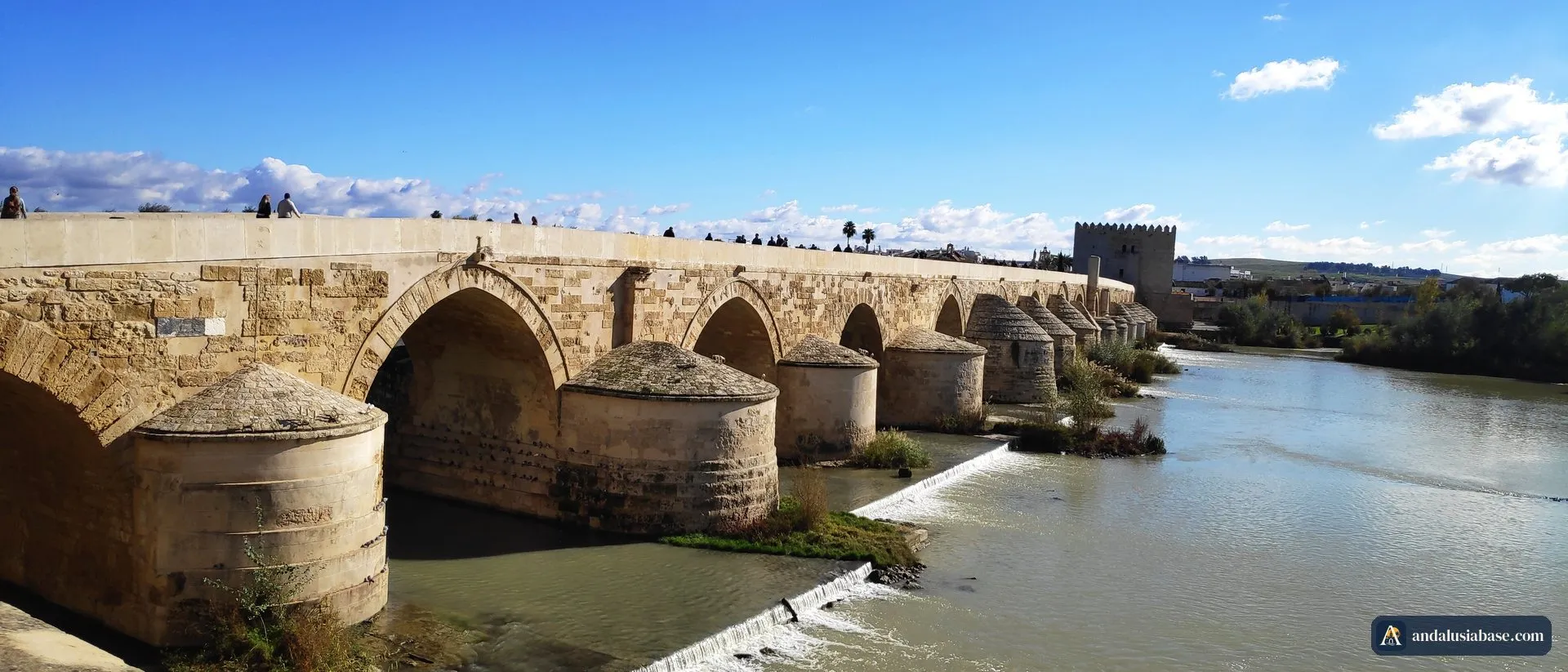 A ponte romana de Córdoba sobre o Guadalquivir, com a torre da Calahorra ao fundo