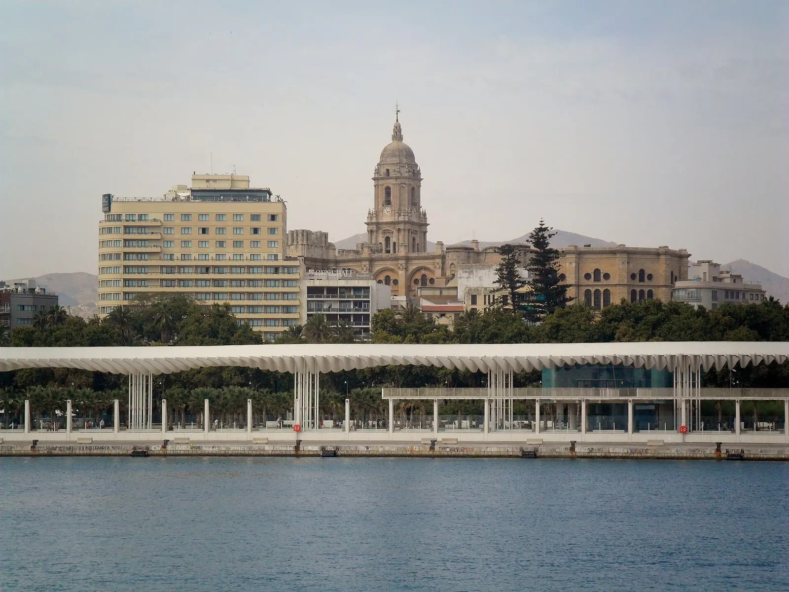 Die Kathedrale von Málaga hinter der Hafenpromenade, vom Meer aus gesehen