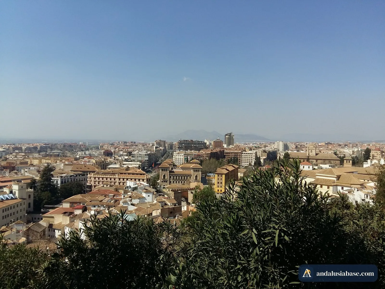Os telhados de Granada vistos de um miradouro do Albaicín