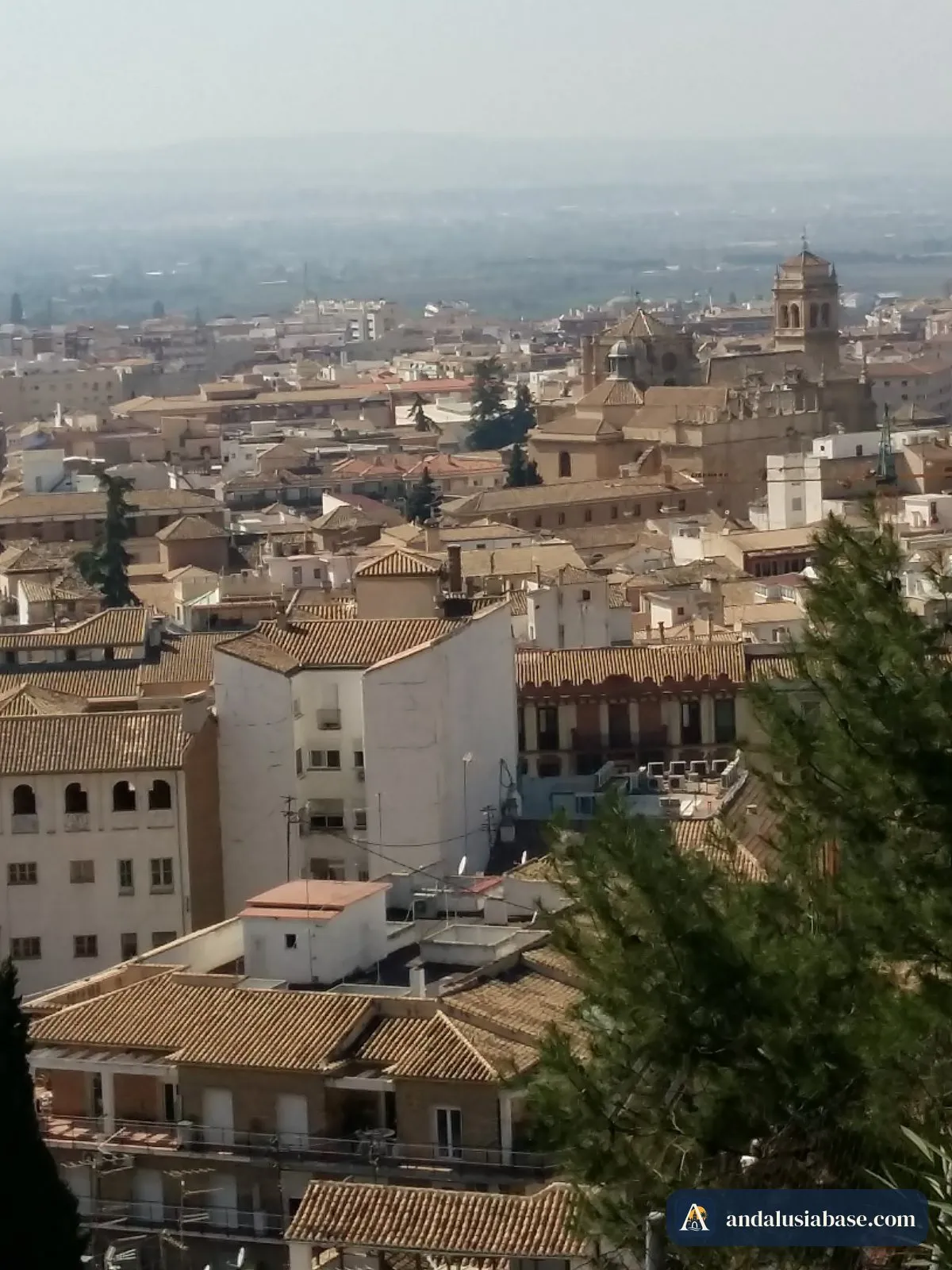 Os telhados e torres de igreja de Granada vistos do Albaicín