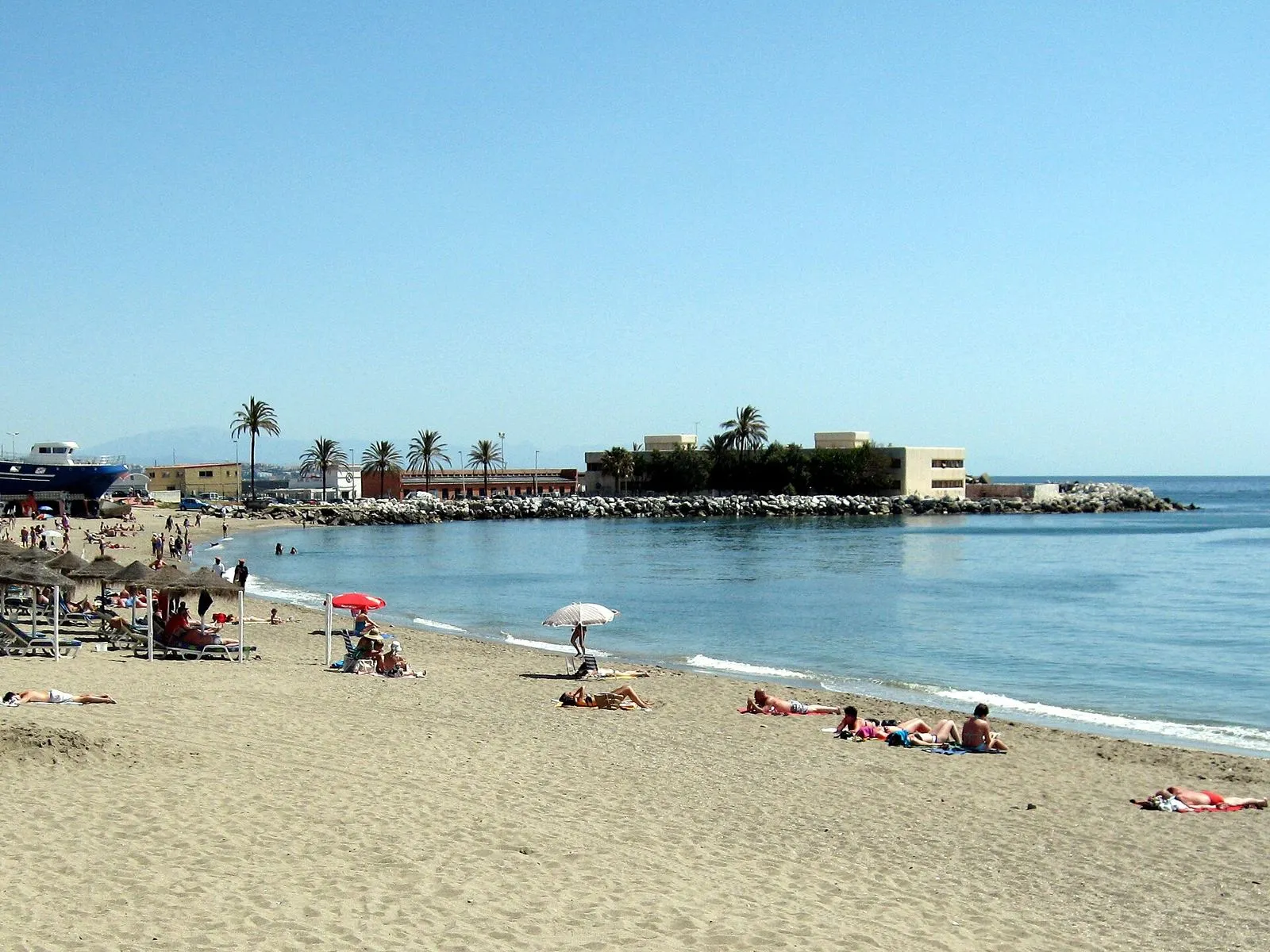 Badegäste an einem ruhigen, sonnigen Tag am Strand von Fuengirola, Costa del Sol