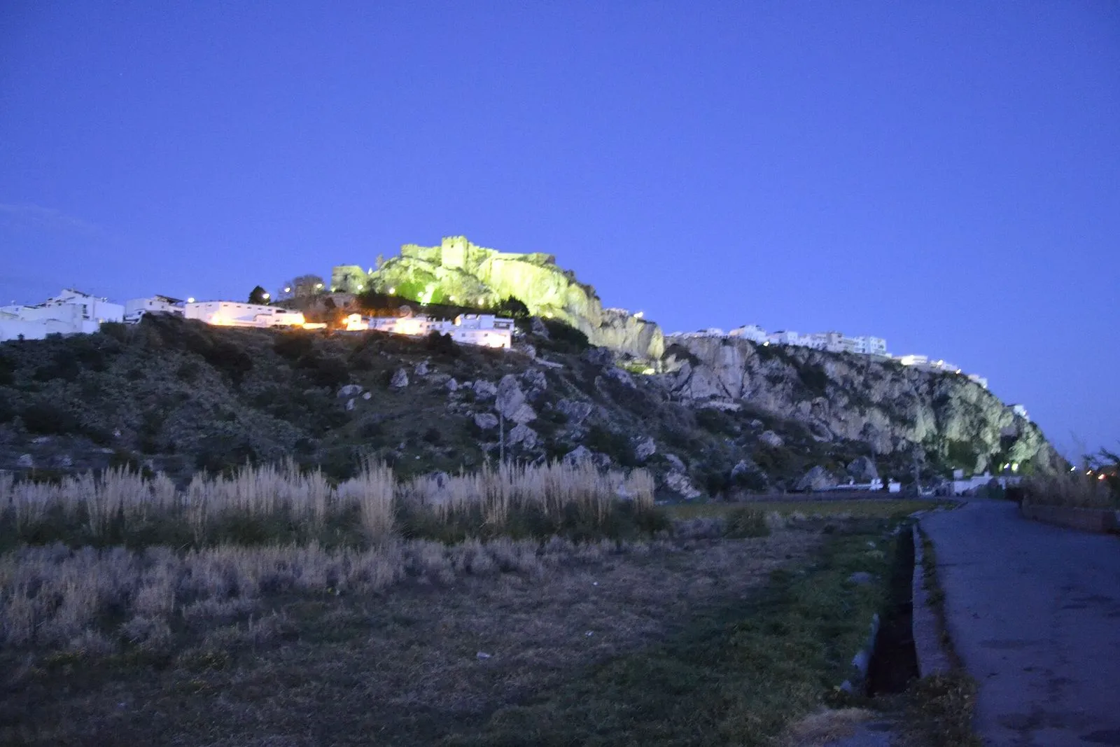 As casas brancas de Salobreña e o castelo mouro iluminado sobre a rocha ao entardecer, Costa Tropical