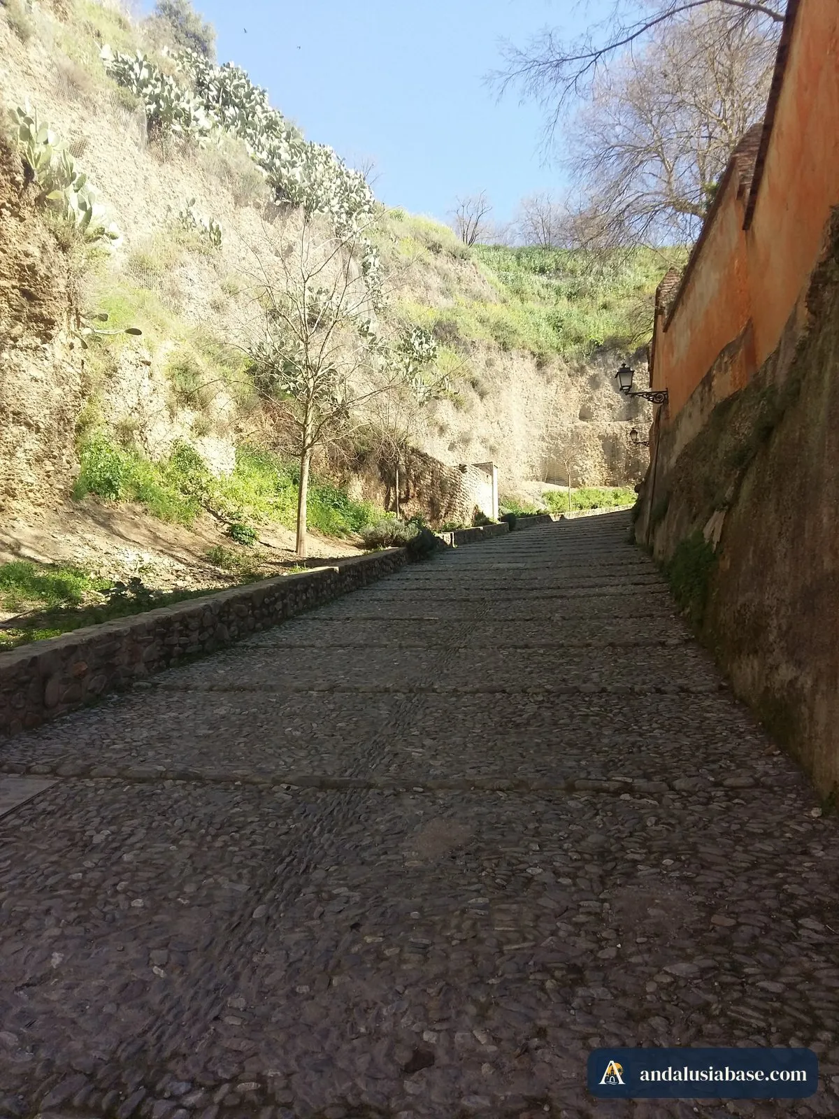 O caminho empedrado da Cuesta del Rey Chico, que sobe em direção à Alhambra