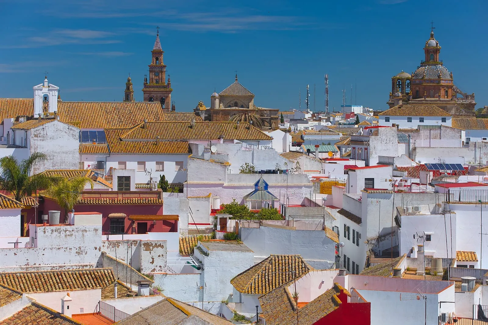 Los tejados, campanarios y cúpulas de Carmona vistos desde la Puerta de Sevilla