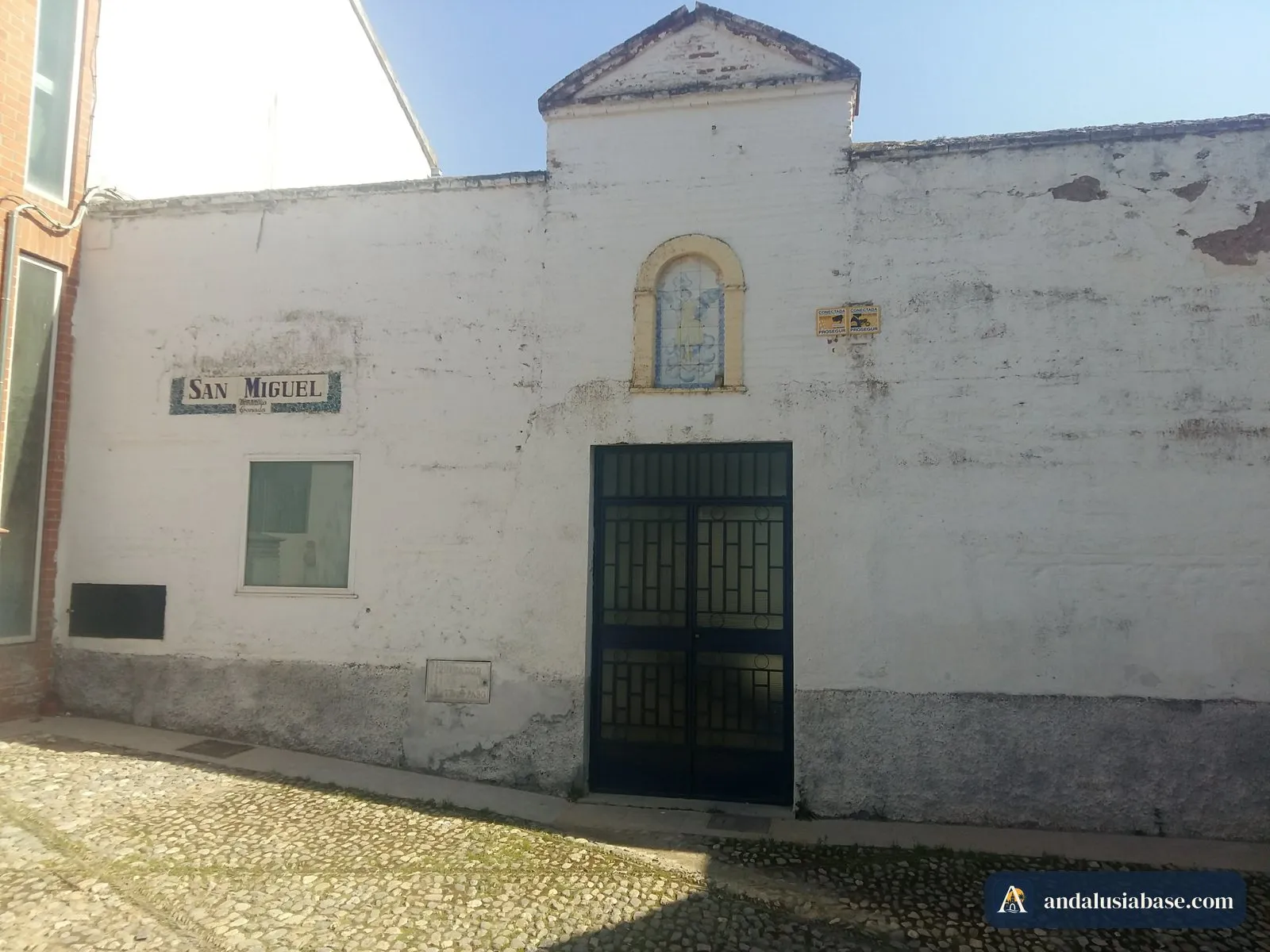 A fachada caiada da ermida de San Miguel Alto, acima do Albaicín