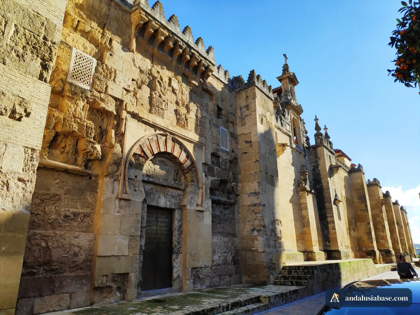 O muro exterior e as portas da Mesquita banhados pelo sol