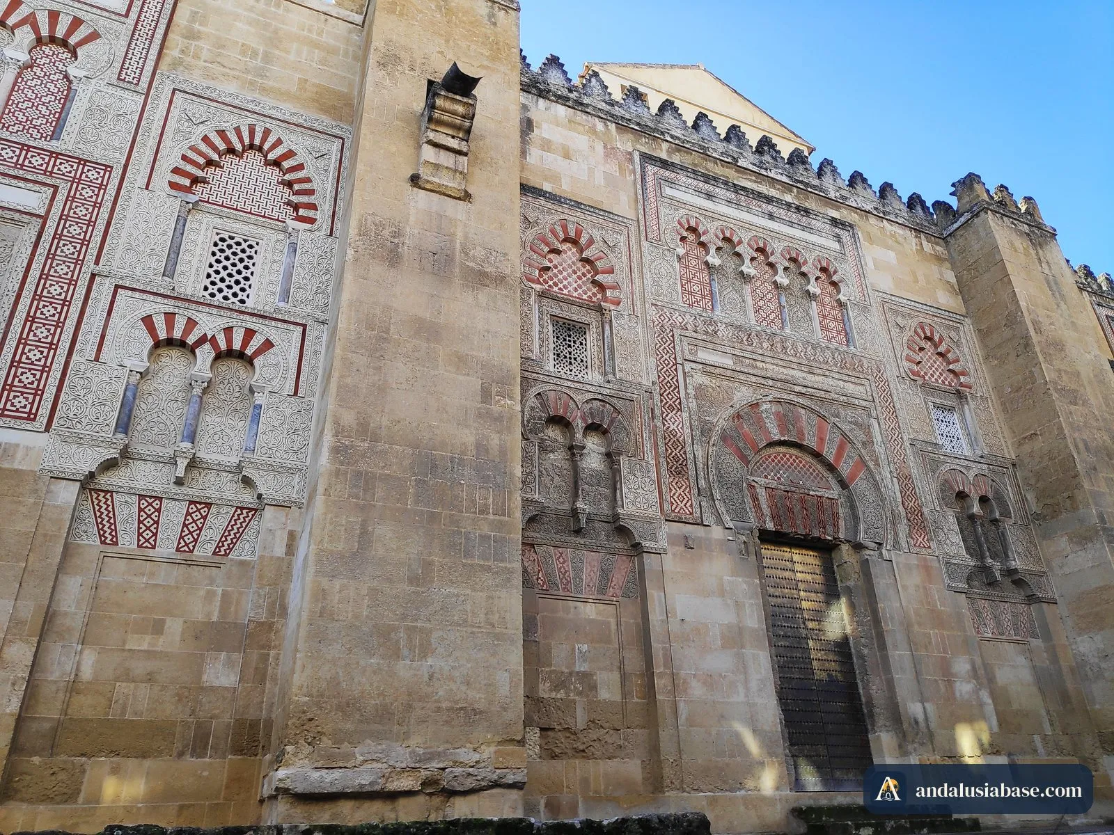 Portais decorados na fachada oeste da Mesquita
