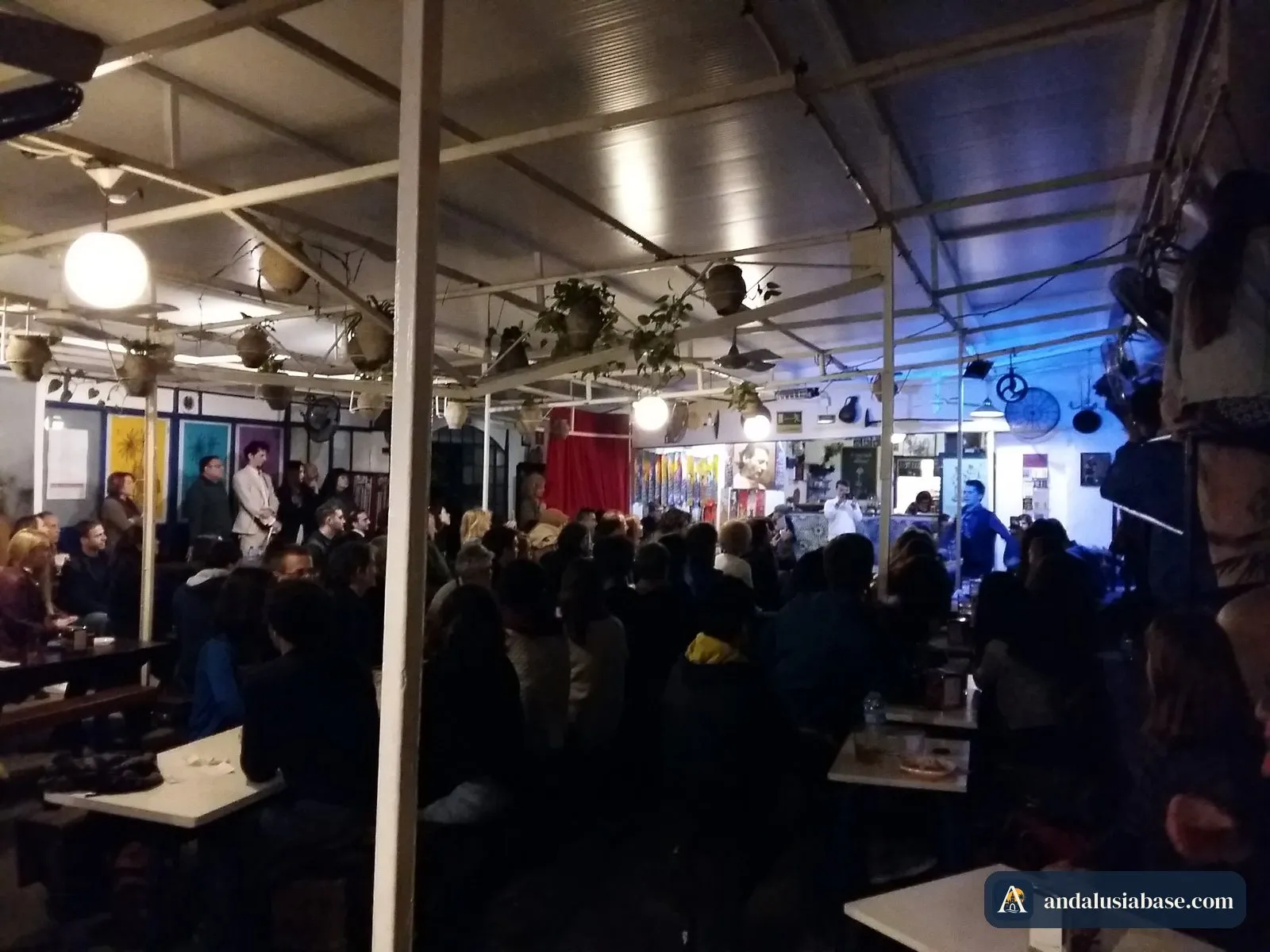 Público reunido à volta do palco numa noite de flamenco informal num bar de Sevilha